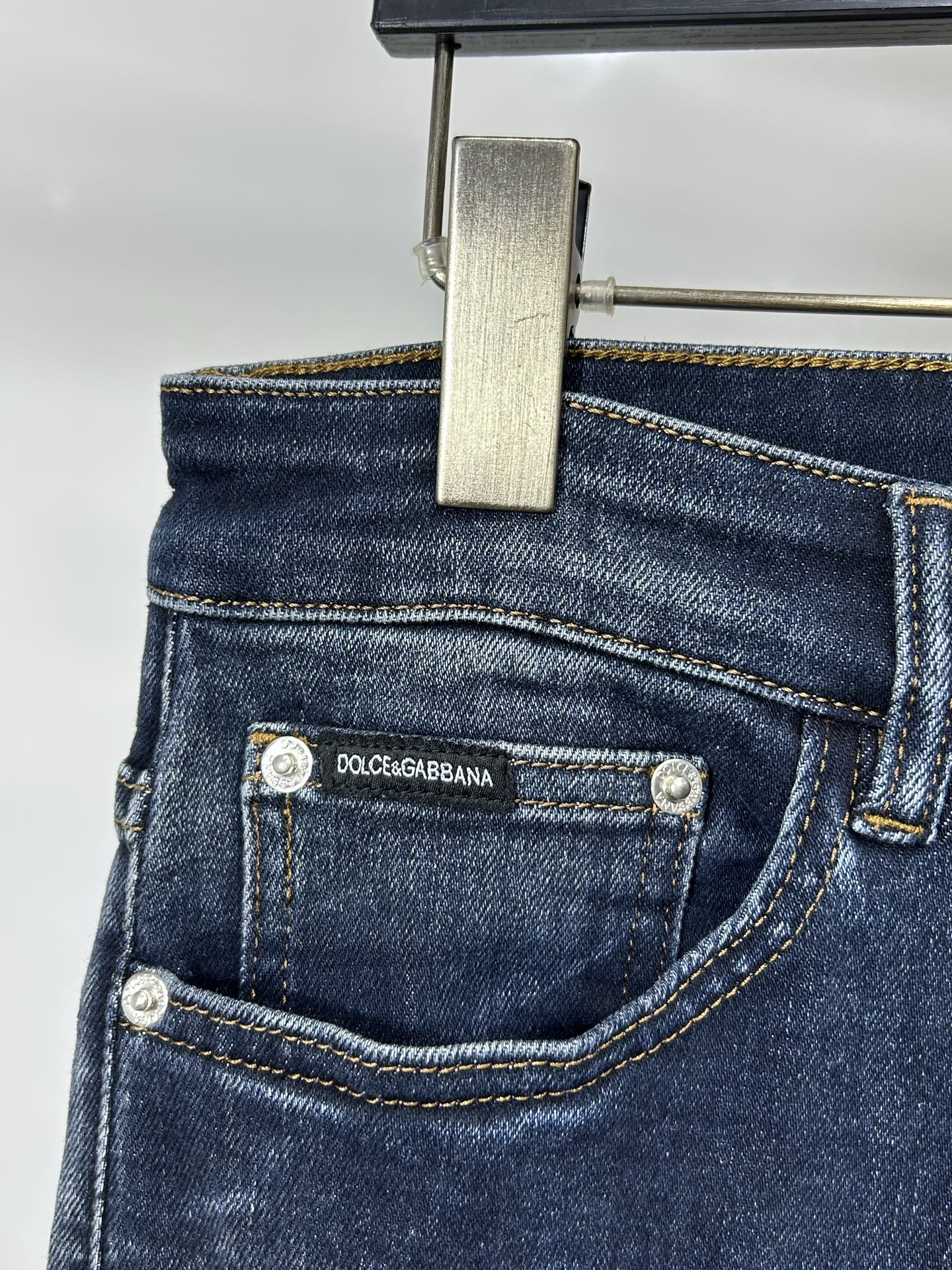  DG 25新款牛仔裤休闲版 采用精选原版面料，穿着柔软服适绣气，具有独特弹力纤维不易变形而又耐磨，上身