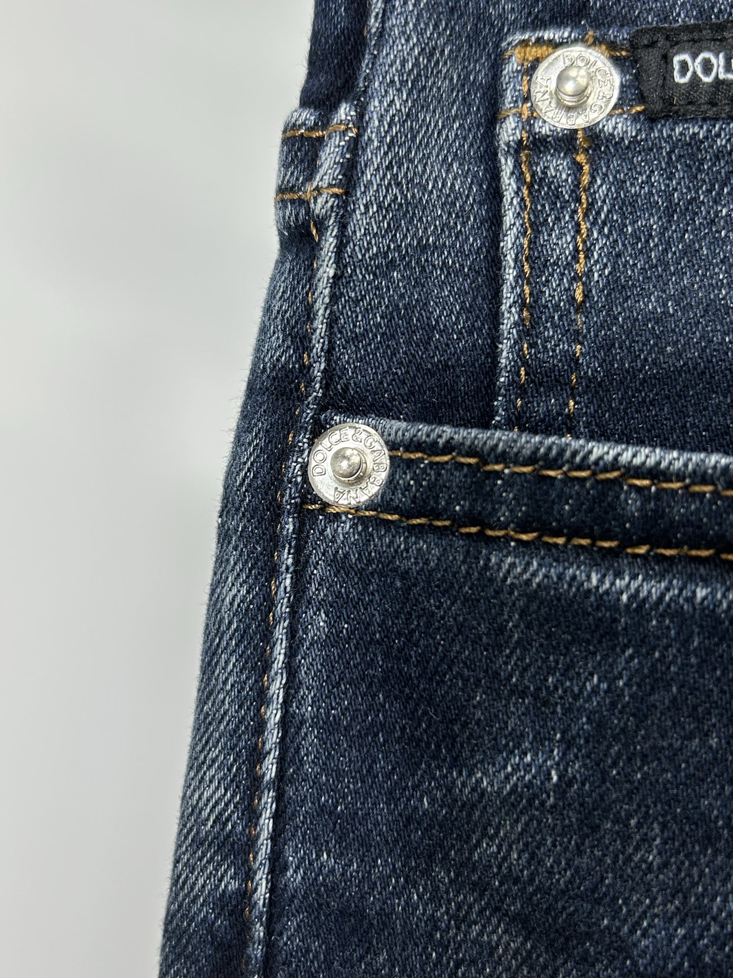  DG 25新款牛仔裤休闲版 采用精选原版面料，穿着柔软服适绣气，具有独特弹力纤维不易变形而又耐磨，上身