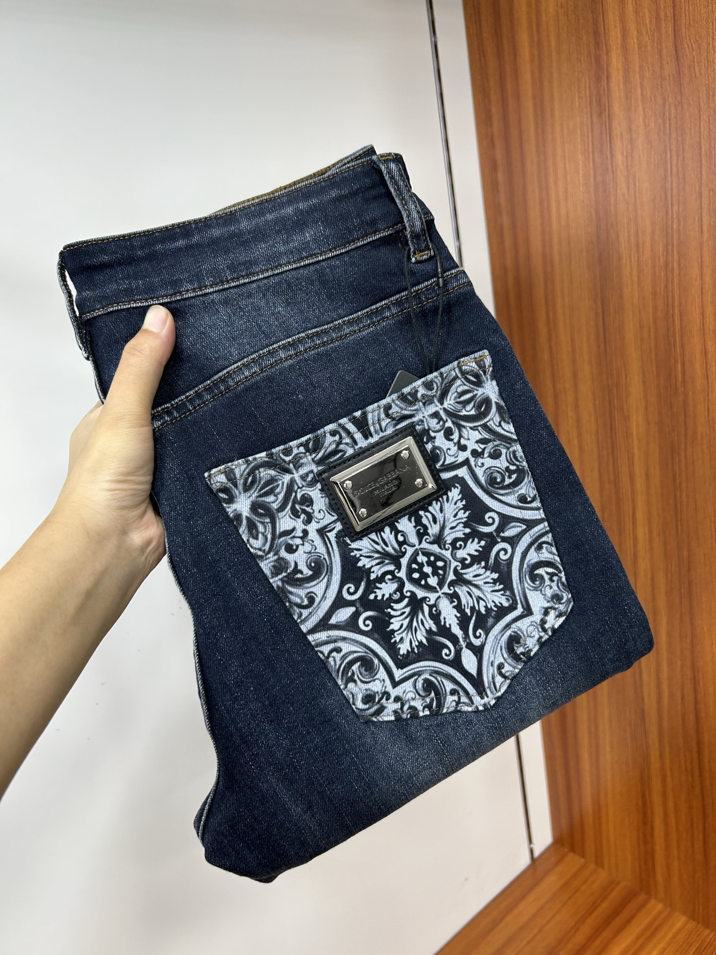  DG 25新款牛仔裤休闲版 采用精选原版面料，穿着柔软服适绣气，具有独特弹力纤维不易变形而又耐磨，上身