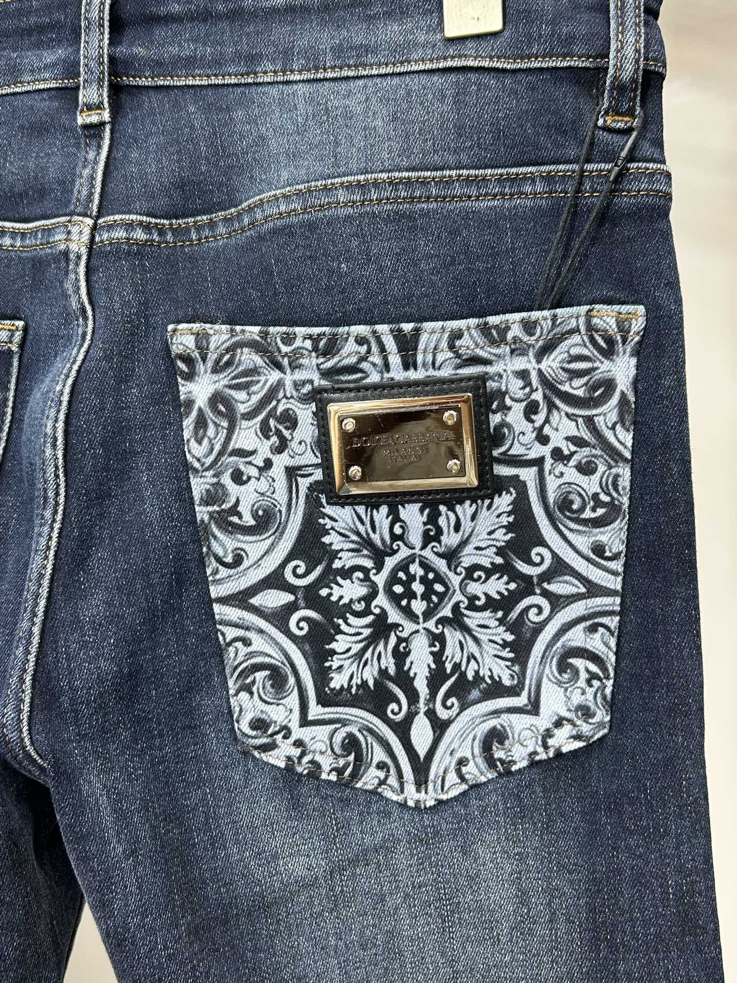  DG 25新款牛仔裤休闲版 采用精选原版面料，穿着柔软服适绣气，具有独特弹力纤维不易变形而又耐磨，上身