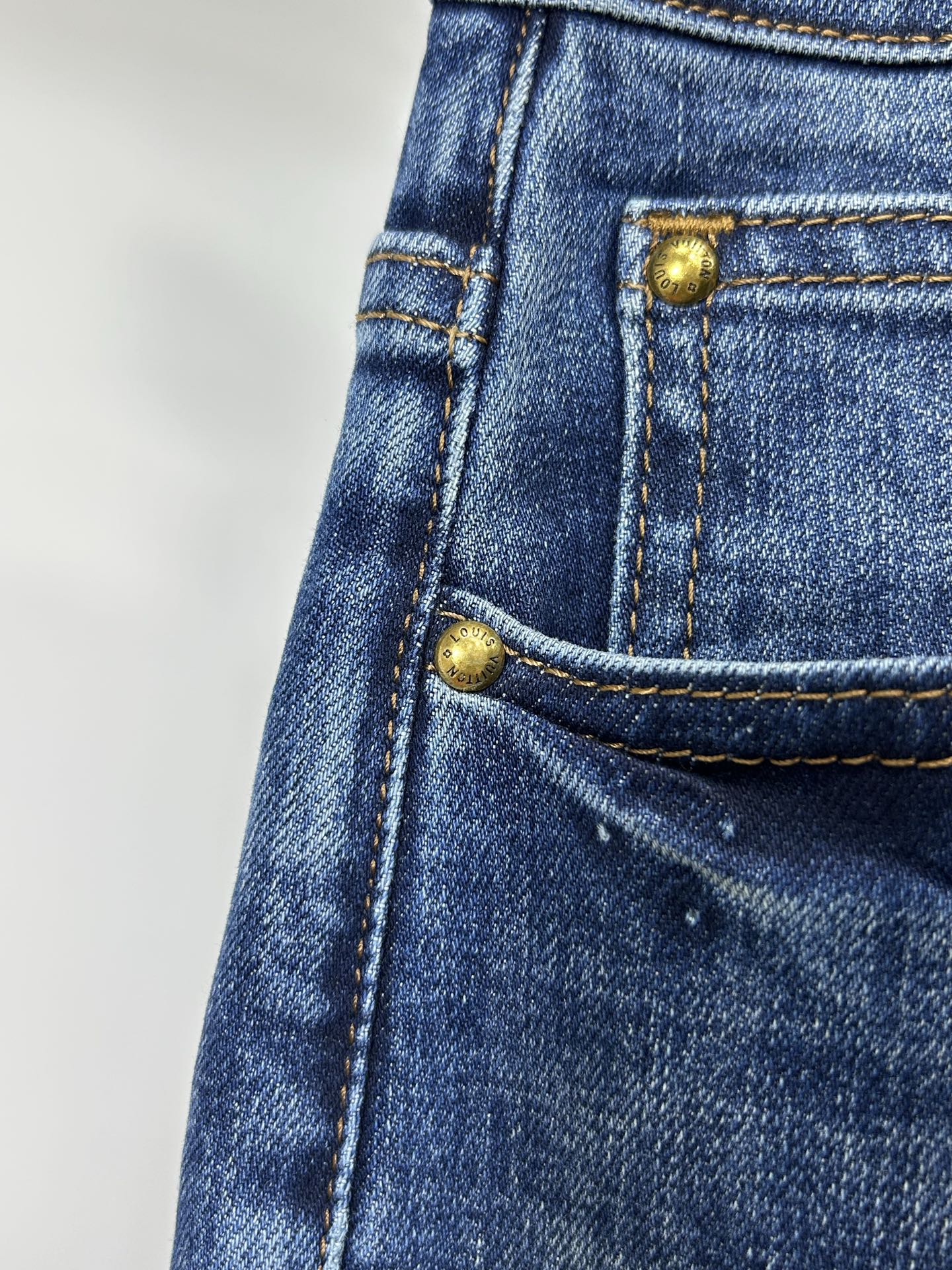  LV 25新款牛仔裤休闲版 采用精选原版面料，穿着柔软服适绣气，具有独特弹力纤维不易变形而又耐磨，上身