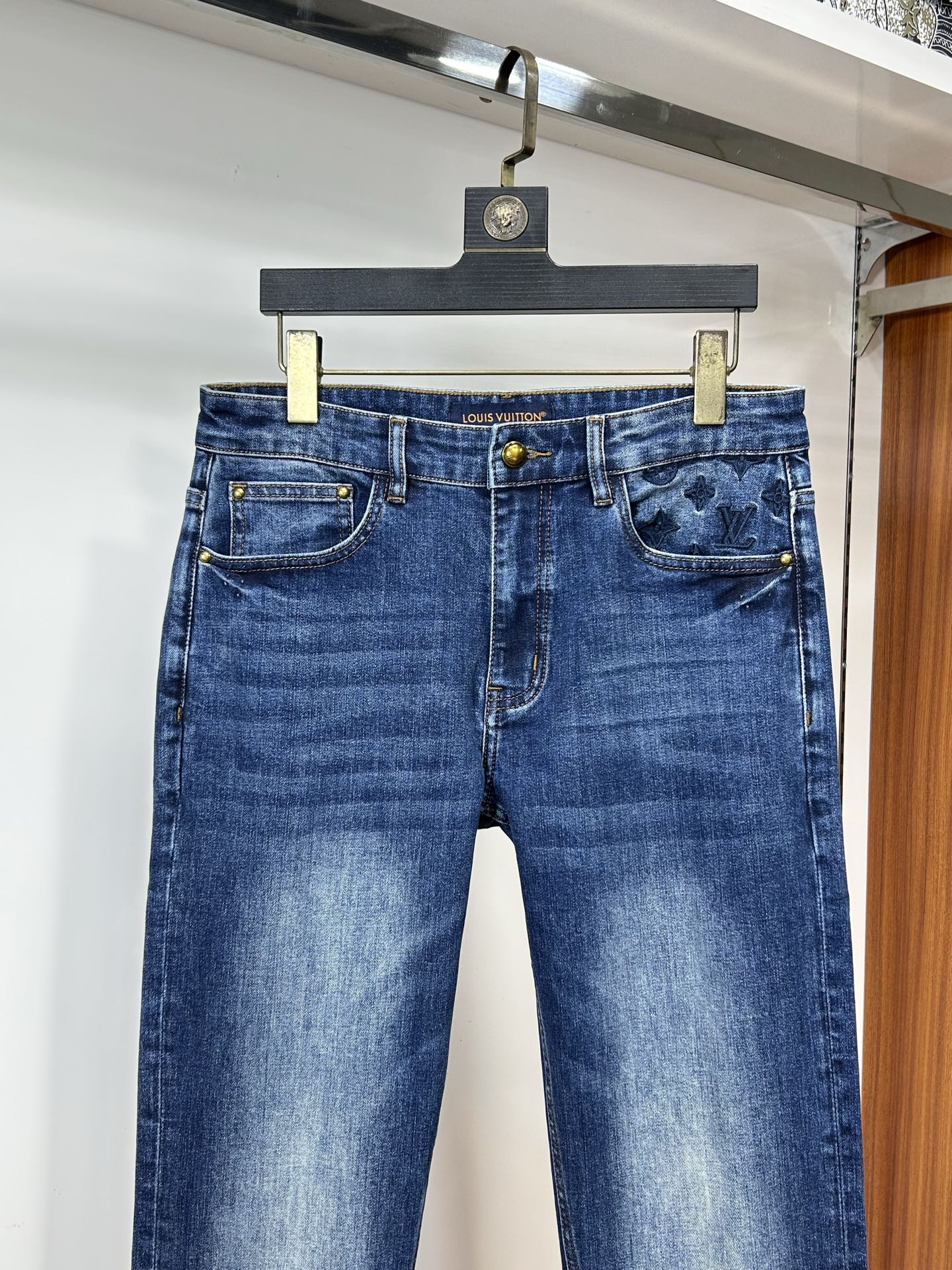  LV 25新款牛仔裤休闲版 采用精选原版面料，穿着柔软服适绣气，具有独特弹力纤维不易变形而又耐磨，上身