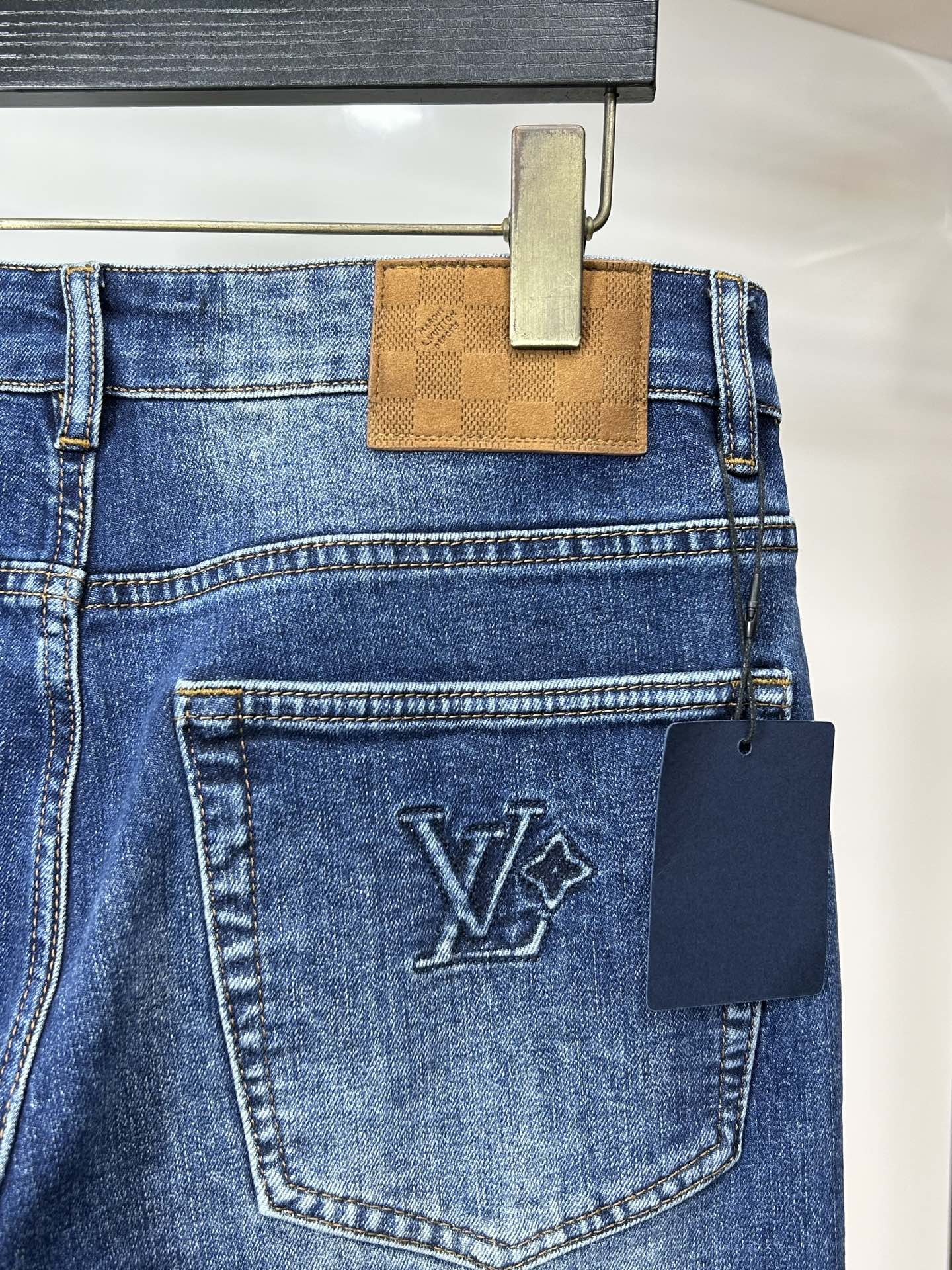  LV 25新款牛仔裤休闲版 采用精选原版面料，穿着柔软服适绣气，具有独特弹力纤维不易变形而又耐磨，上身