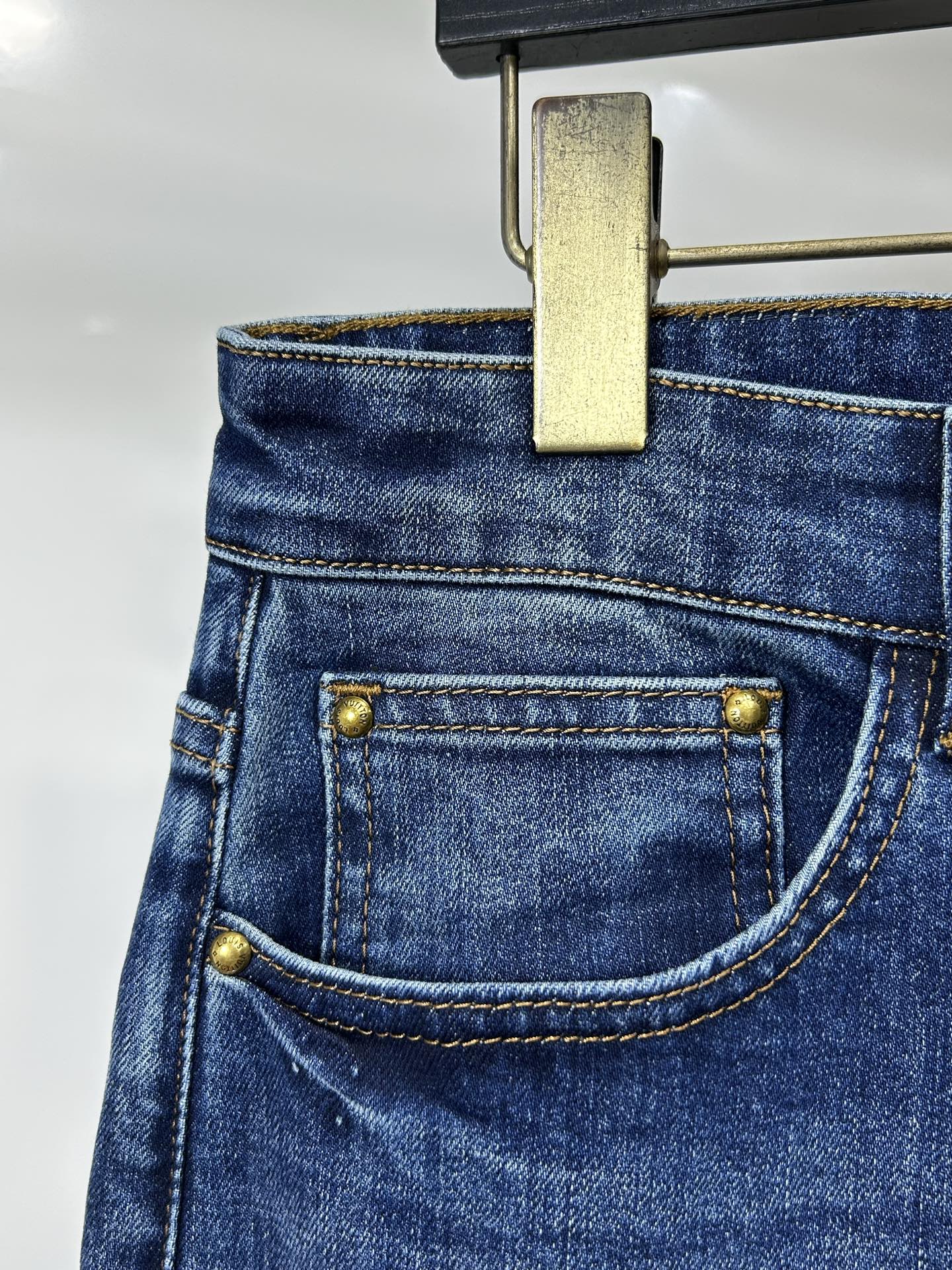  LV 25新款牛仔裤休闲版 采用精选原版面料，穿着柔软服适绣气，具有独特弹力纤维不易变形而又耐磨，上身