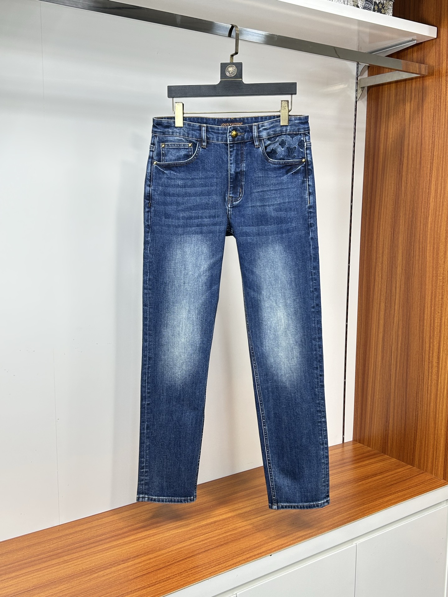  LV 25新款牛仔裤休闲版 采用精选原版面料，穿着柔软服适绣气，具有独特弹力纤维不易变形而又耐磨，上身