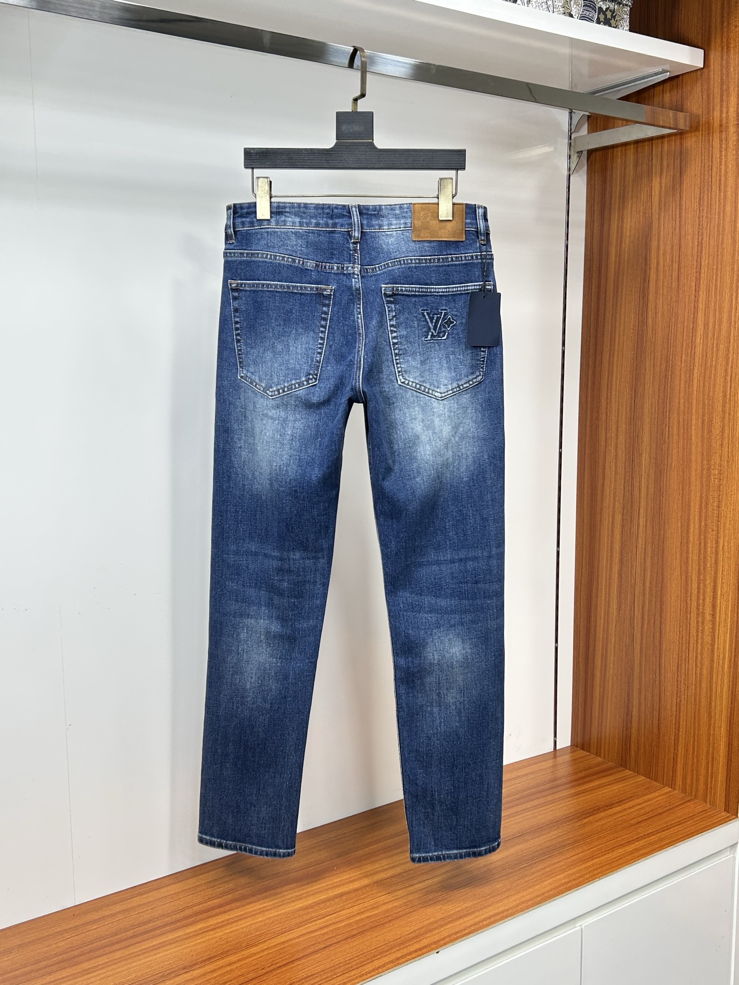  LV 25新款牛仔裤休闲版 采用精选原版面料，穿着柔软服适绣气，具有独特弹力纤维不易变形而又耐磨，上身