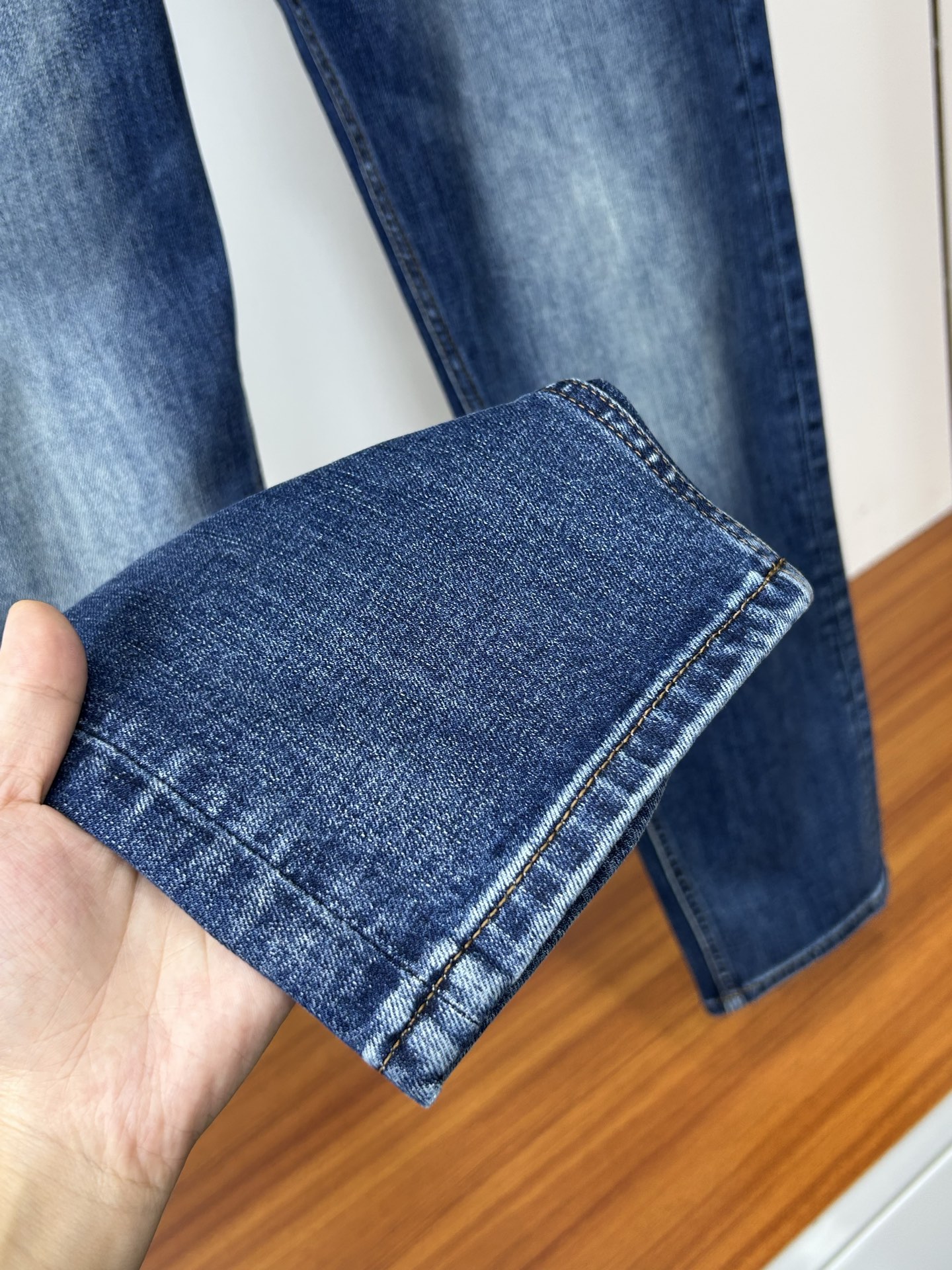  LV 25新款牛仔裤休闲版 采用精选原版面料，穿着柔软服适绣气，具有独特弹力纤维不易变形而又耐磨，上身