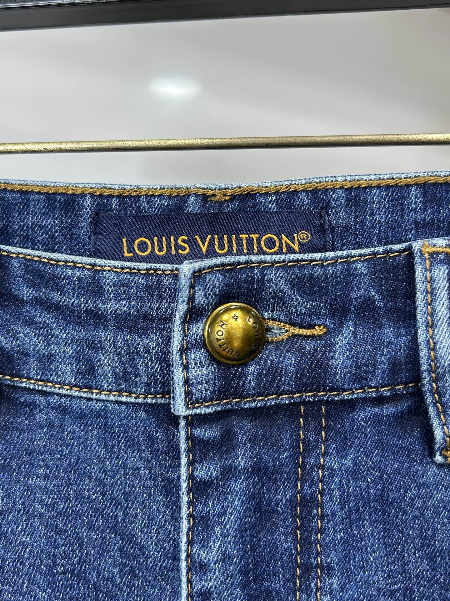  LV 25新款牛仔裤休闲版 采用精选原版面料，穿着柔软服适绣气，具有独特弹力纤维不易变形而又耐磨，上身