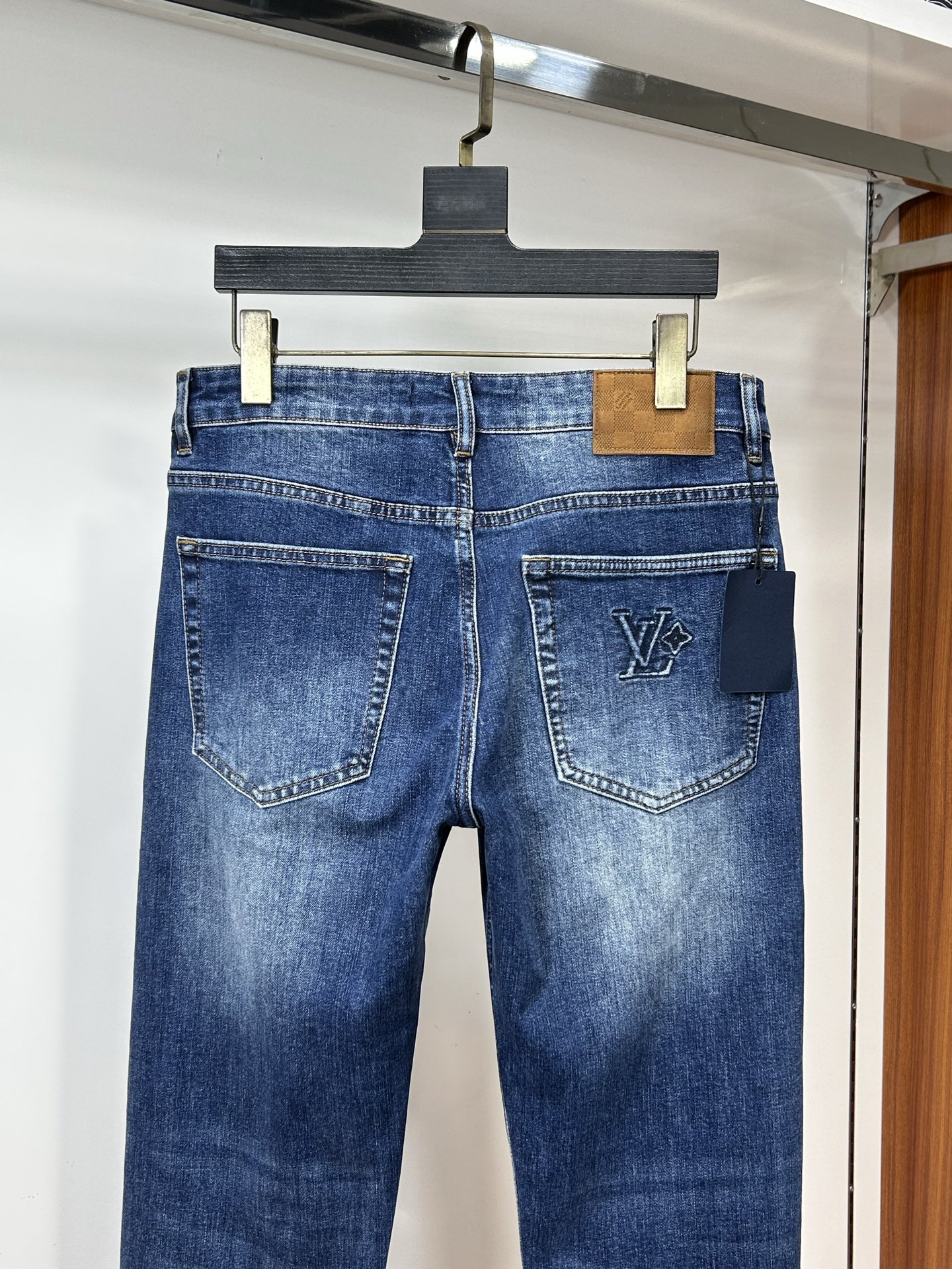  LV 25新款牛仔裤休闲版 采用精选原版面料，穿着柔软服适绣气，具有独特弹力纤维不易变形而又耐磨，上身