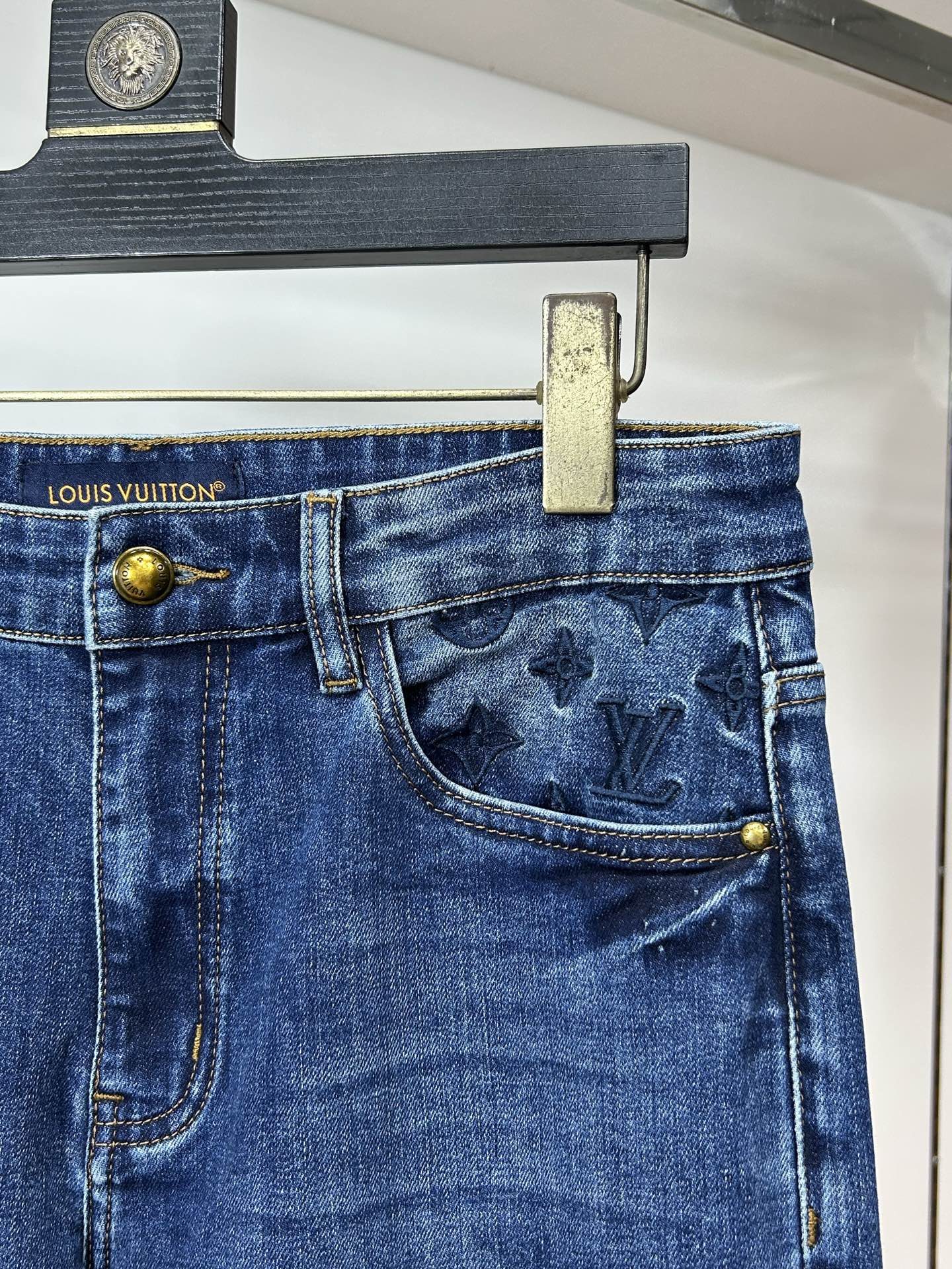  LV 25新款牛仔裤休闲版 采用精选原版面料，穿着柔软服适绣气，具有独特弹力纤维不易变形而又耐磨，上身