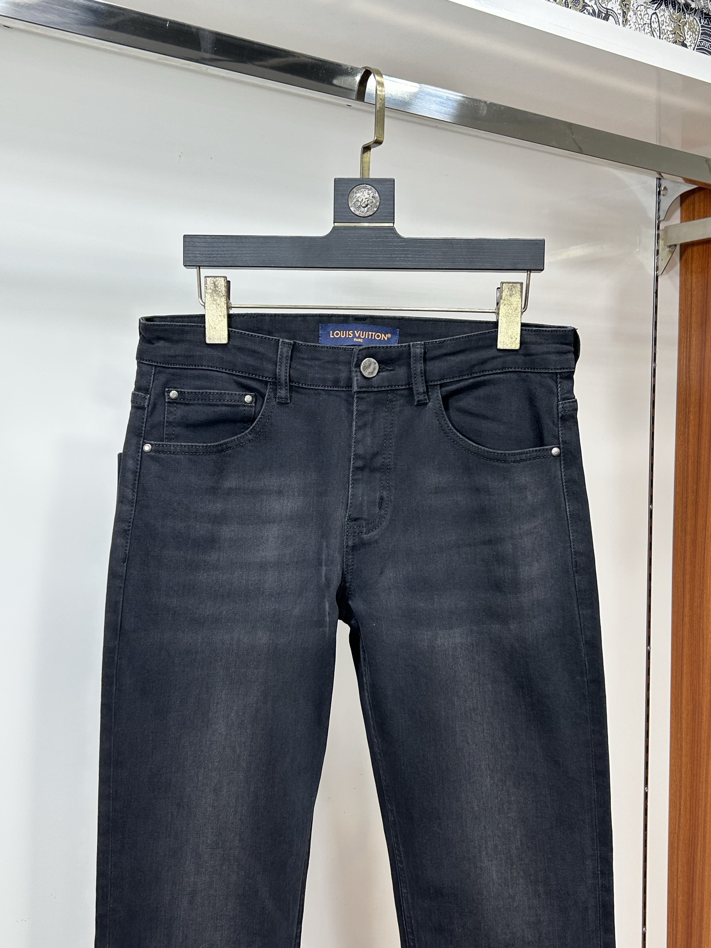  LV 25新款牛仔裤休闲版 采用精选原版面料，穿着柔软服适绣气，具有独特弹力纤维不易变形而又耐磨，上身