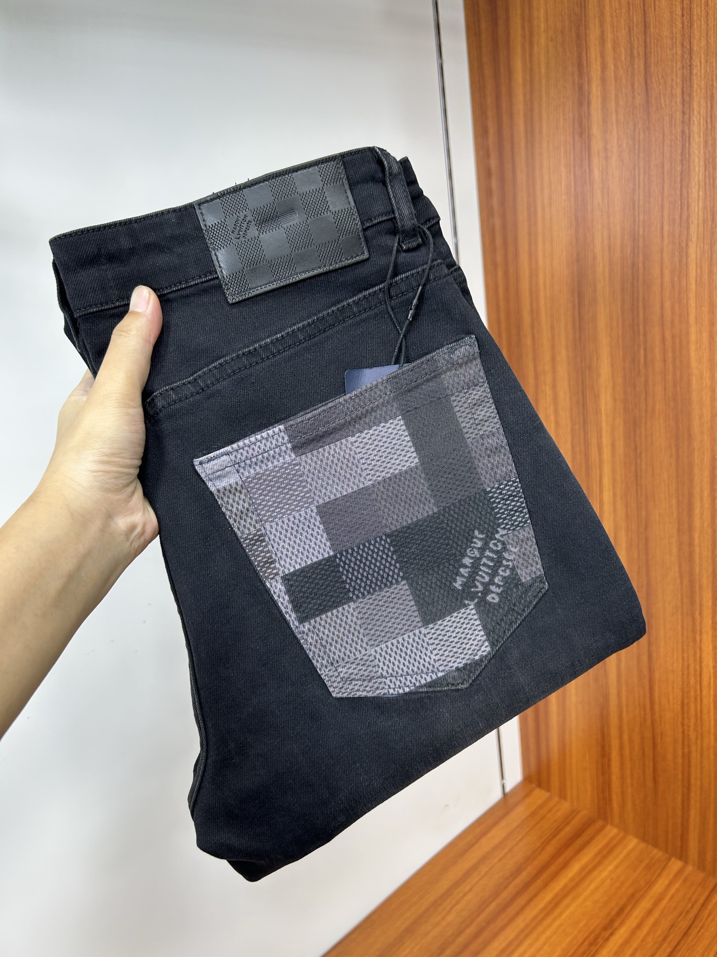  LV 25新款牛仔裤休闲版 采用精选原版面料，穿着柔软服适绣气，具有独特弹力纤维不易变形而又耐磨，上身