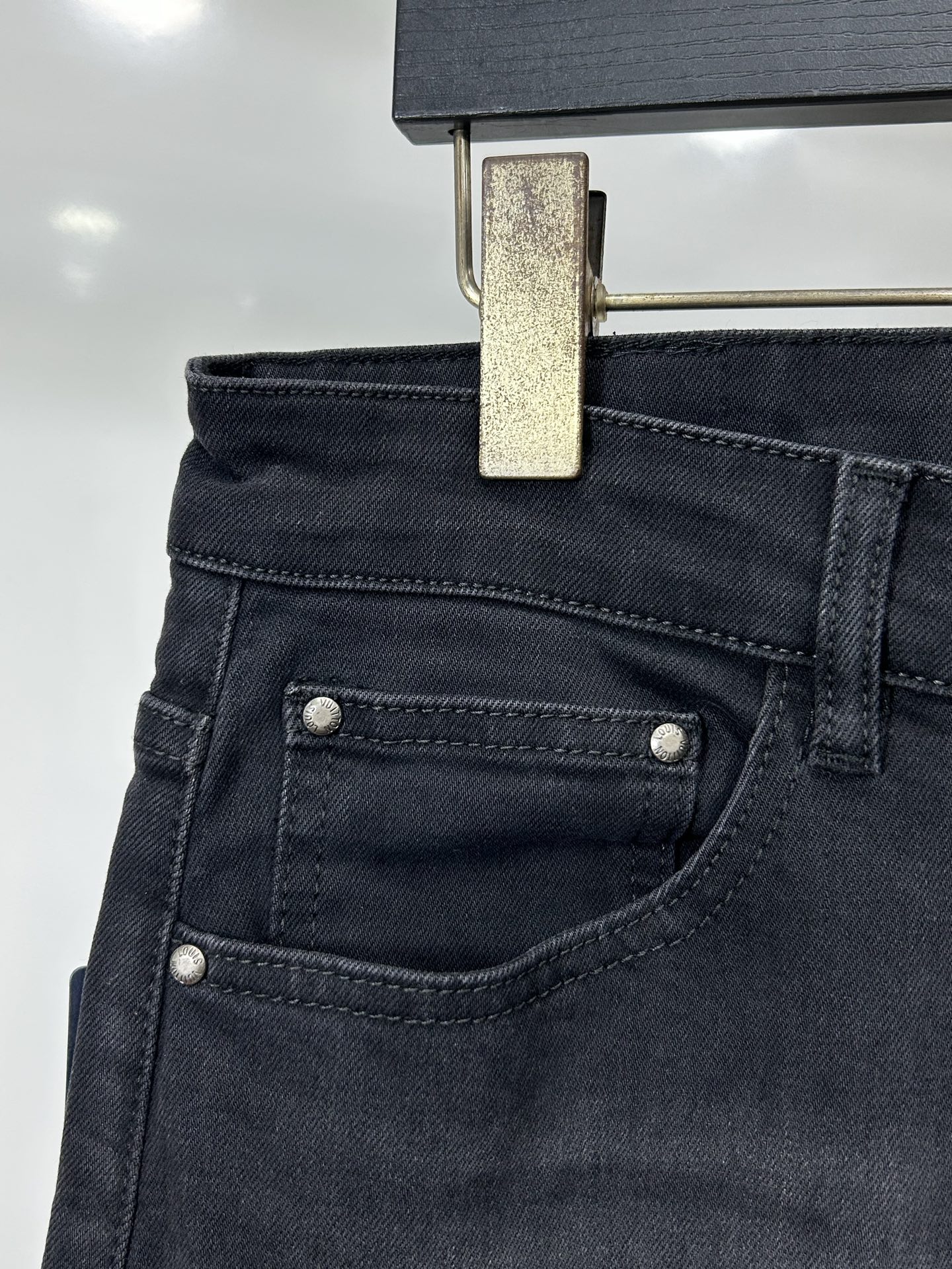  LV 25新款牛仔裤休闲版 采用精选原版面料，穿着柔软服适绣气，具有独特弹力纤维不易变形而又耐磨，上身