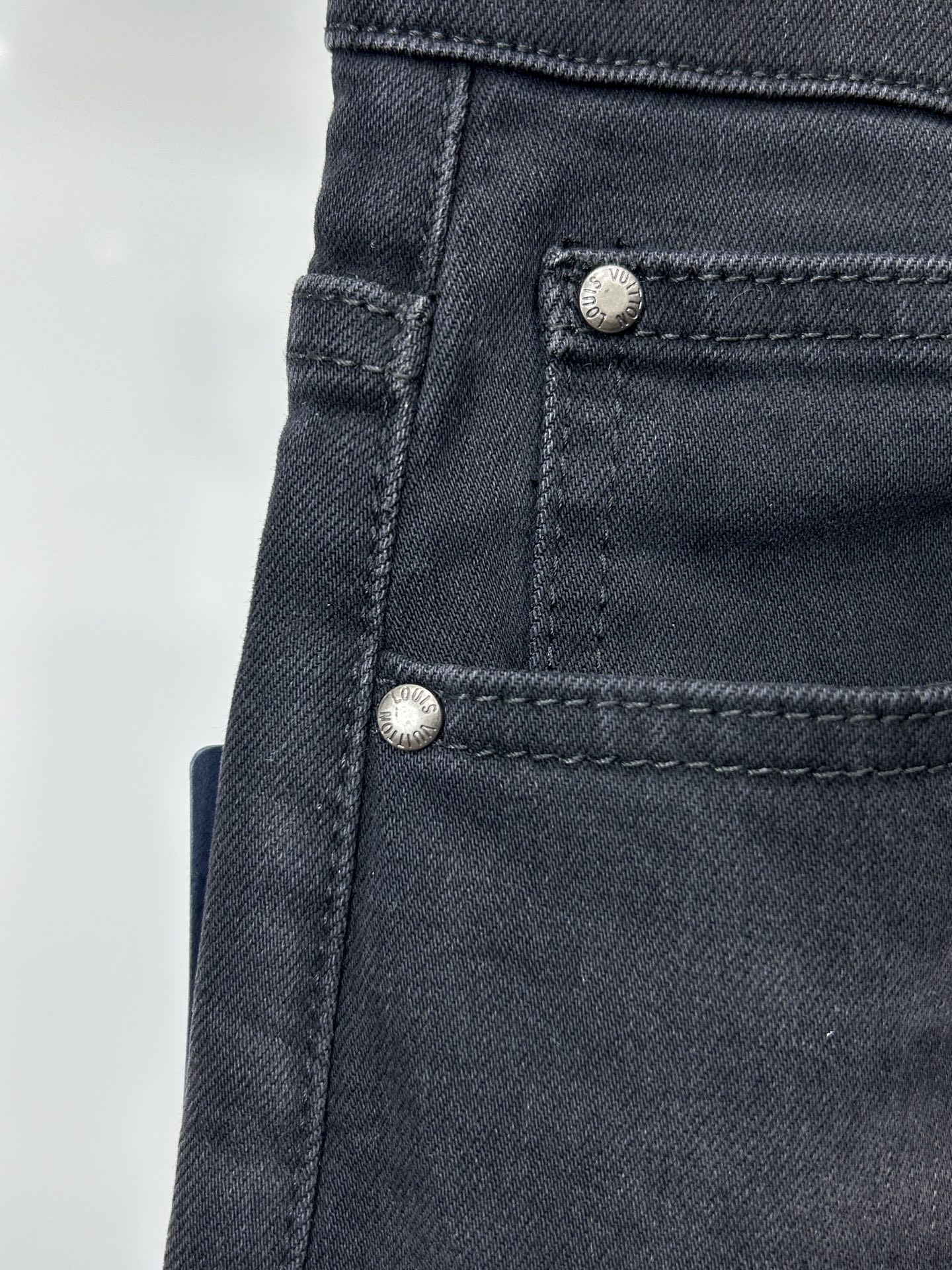  LV 25新款牛仔裤休闲版 采用精选原版面料，穿着柔软服适绣气，具有独特弹力纤维不易变形而又耐磨，上身
