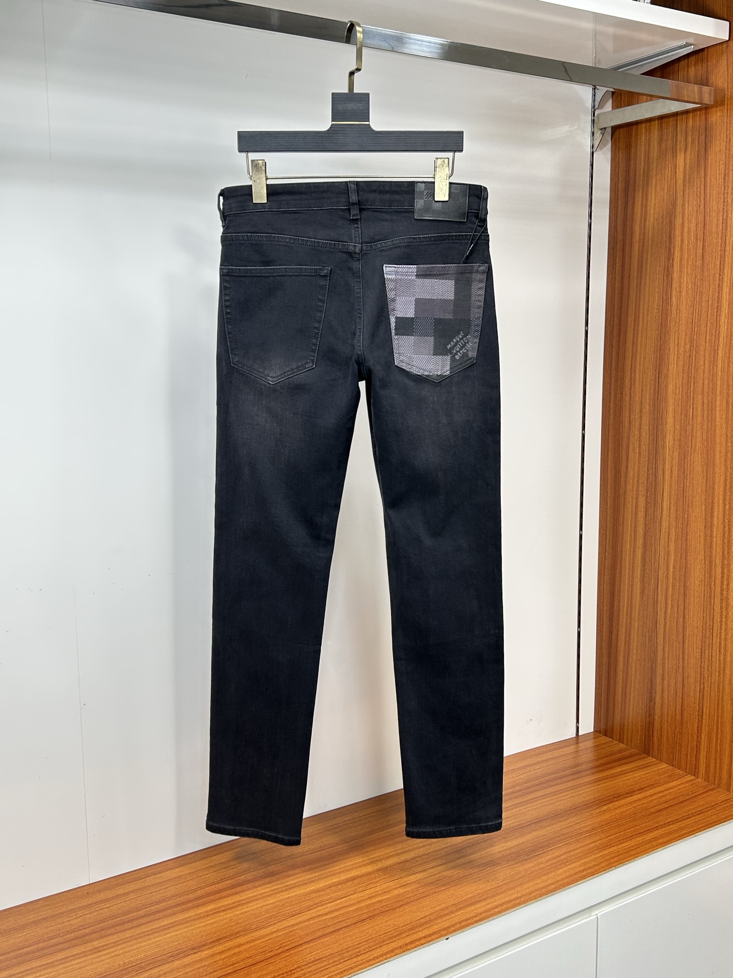  LV 25新款牛仔裤休闲版 采用精选原版面料，穿着柔软服适绣气，具有独特弹力纤维不易变形而又耐磨，上身