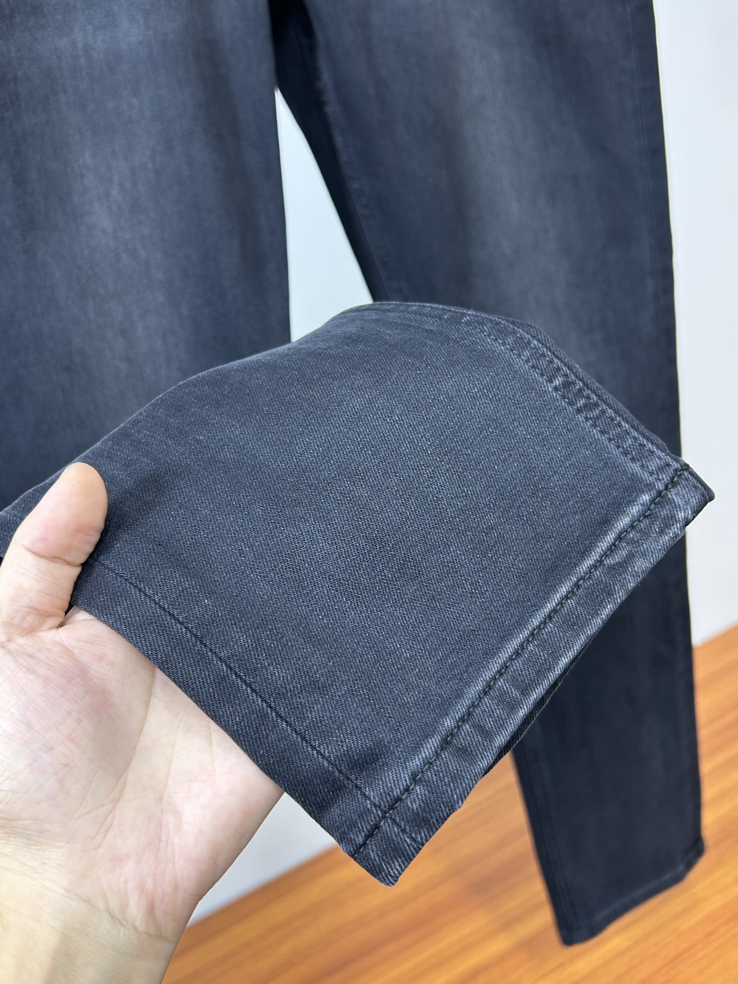  LV 25新款牛仔裤休闲版 采用精选原版面料，穿着柔软服适绣气，具有独特弹力纤维不易变形而又耐磨，上身