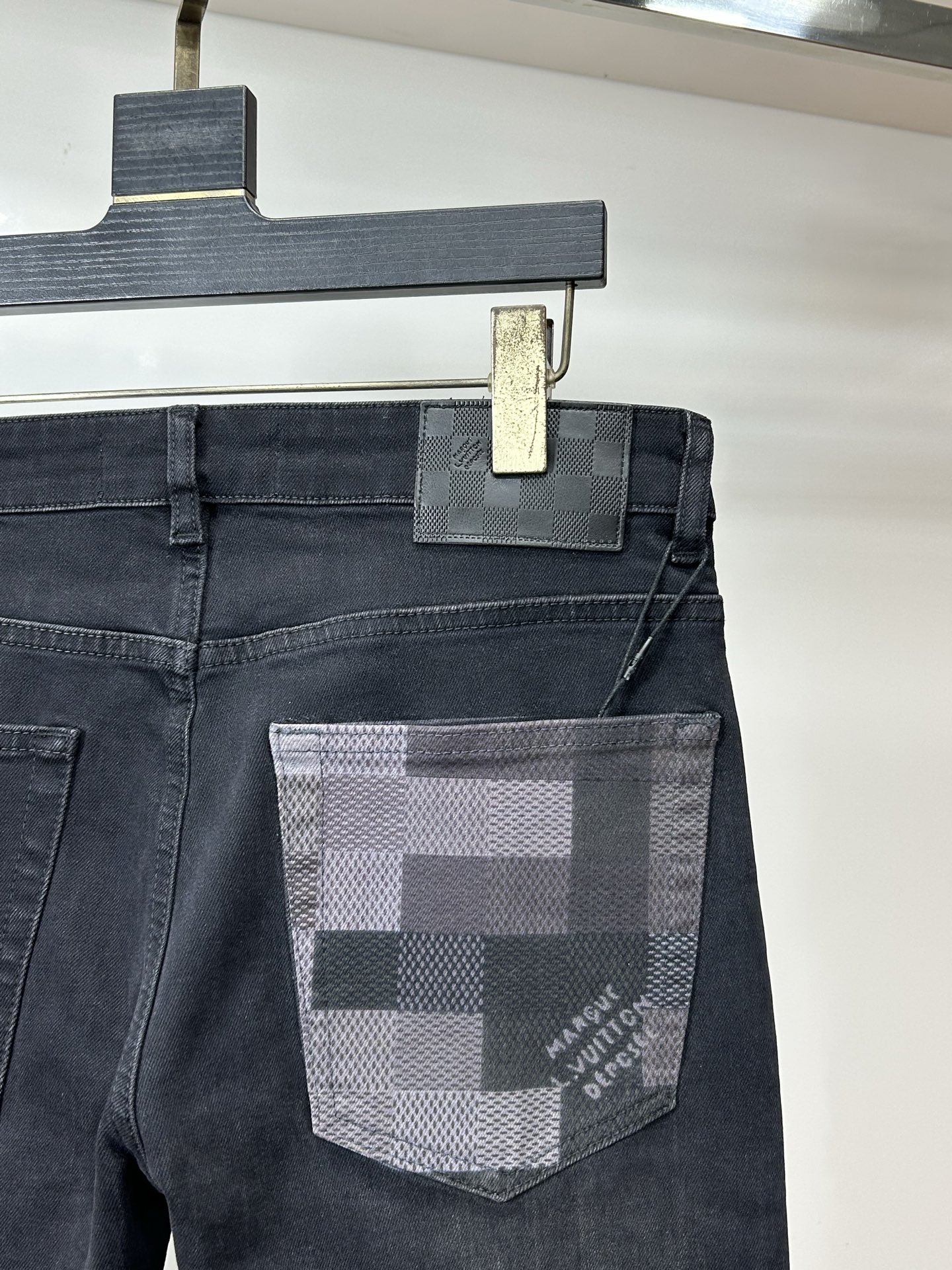  LV 25新款牛仔裤休闲版 采用精选原版面料，穿着柔软服适绣气，具有独特弹力纤维不易变形而又耐磨，上身