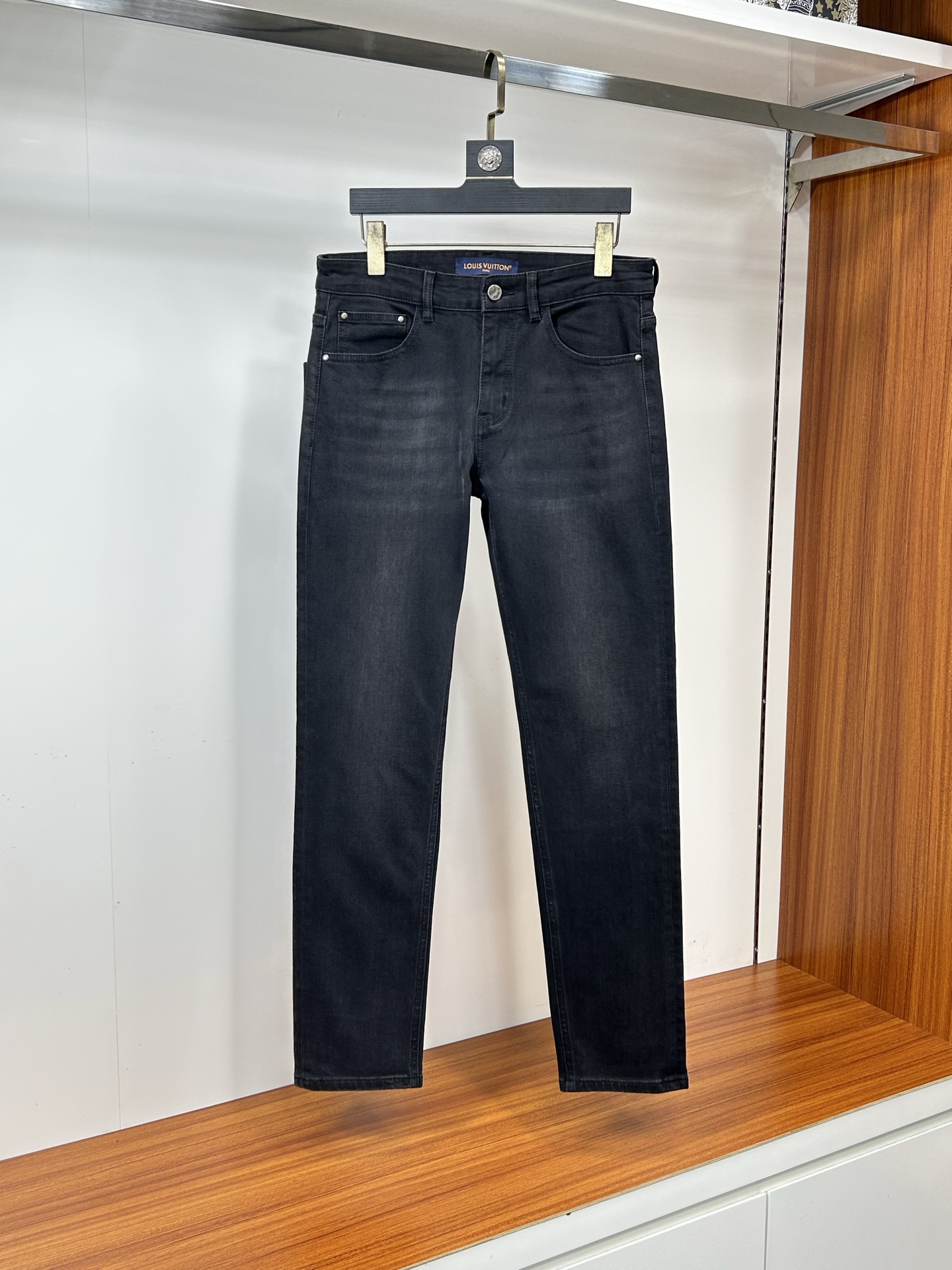  LV 25新款牛仔裤休闲版 采用精选原版面料，穿着柔软服适绣气，具有独特弹力纤维不易变形而又耐磨，上身