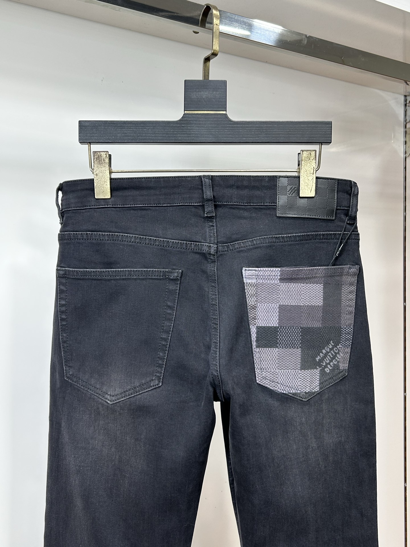  LV 25新款牛仔裤休闲版 采用精选原版面料，穿着柔软服适绣气，具有独特弹力纤维不易变形而又耐磨，上身