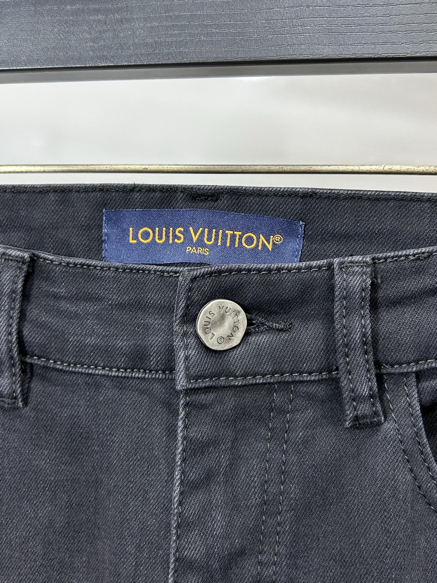  LV 25新款牛仔裤休闲版 采用精选原版面料，穿着柔软服适绣气，具有独特弹力纤维不易变形而又耐磨，上身