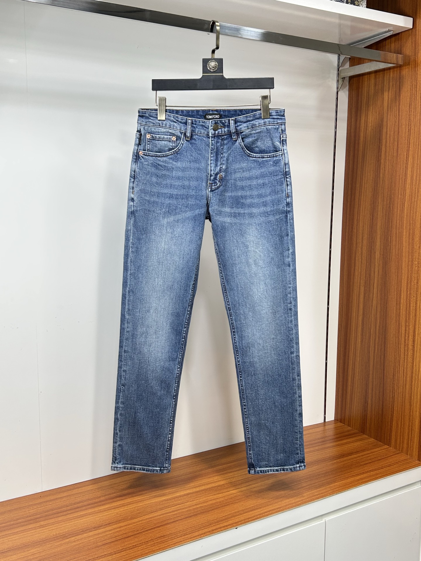  TF 25新款牛仔裤休闲版 采用精选原版面料，穿着柔软服适绣气，具有独特弹力纤维不易变形而又耐磨，上身