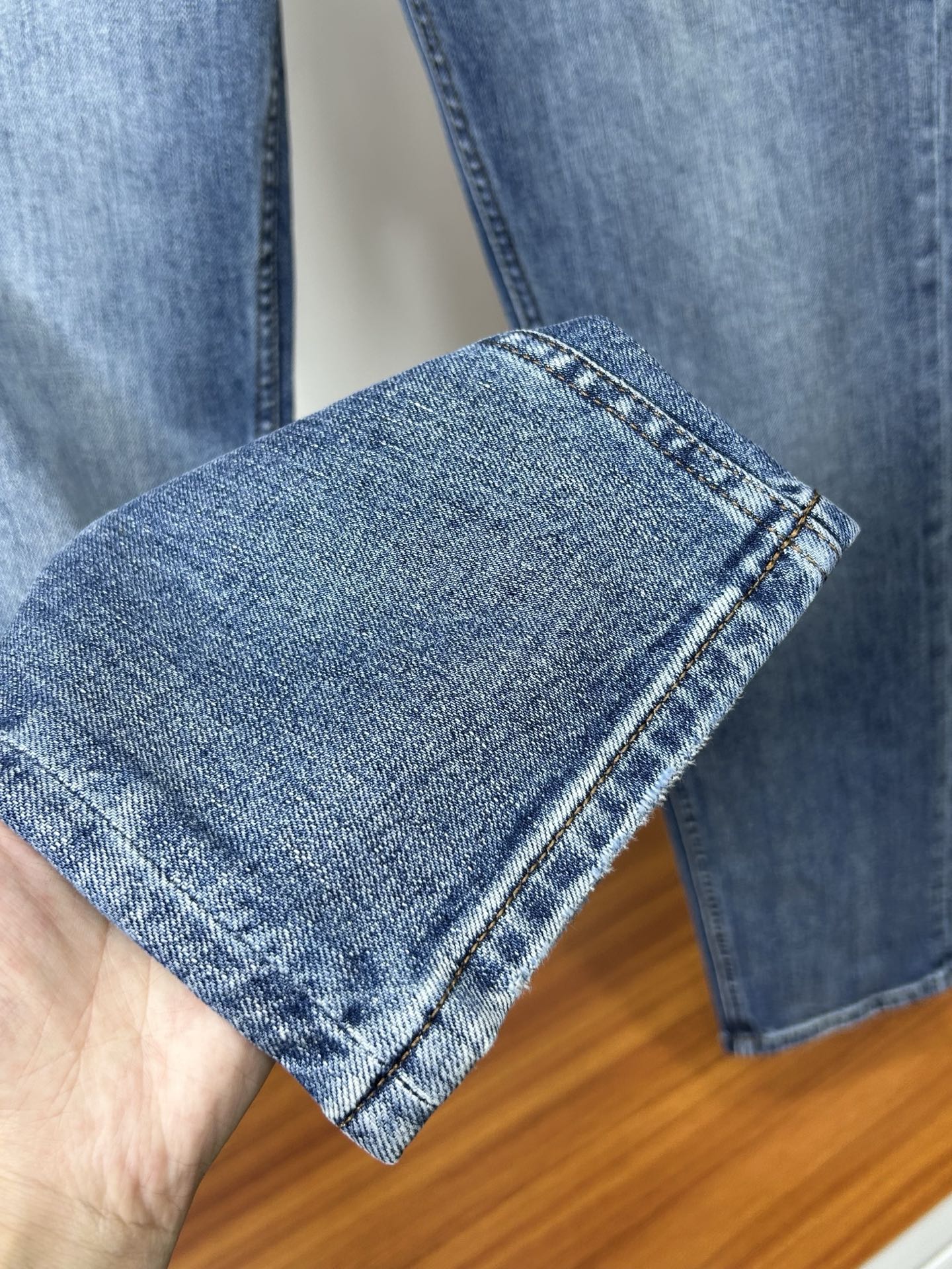  TF 25新款牛仔裤休闲版 采用精选原版面料，穿着柔软服适绣气，具有独特弹力纤维不易变形而又耐磨，上身