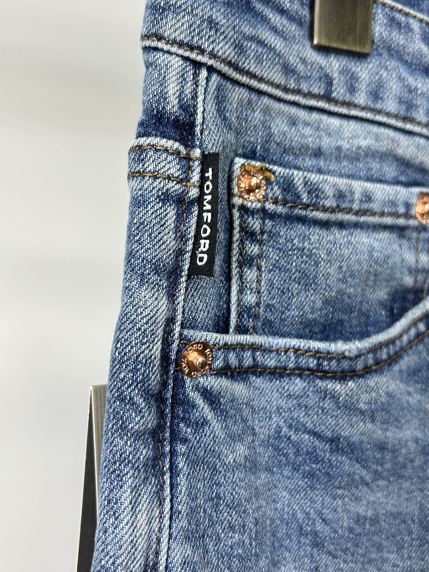  TF 25新款牛仔裤休闲版 采用精选原版面料，穿着柔软服适绣气，具有独特弹力纤维不易变形而又耐磨，上身