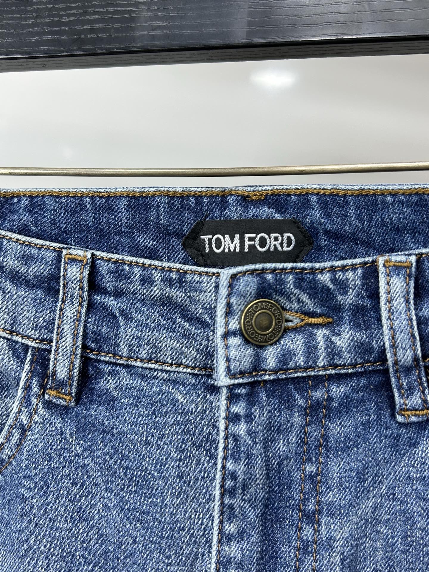  TF 25新款牛仔裤休闲版 采用精选原版面料，穿着柔软服适绣气，具有独特弹力纤维不易变形而又耐磨，上身