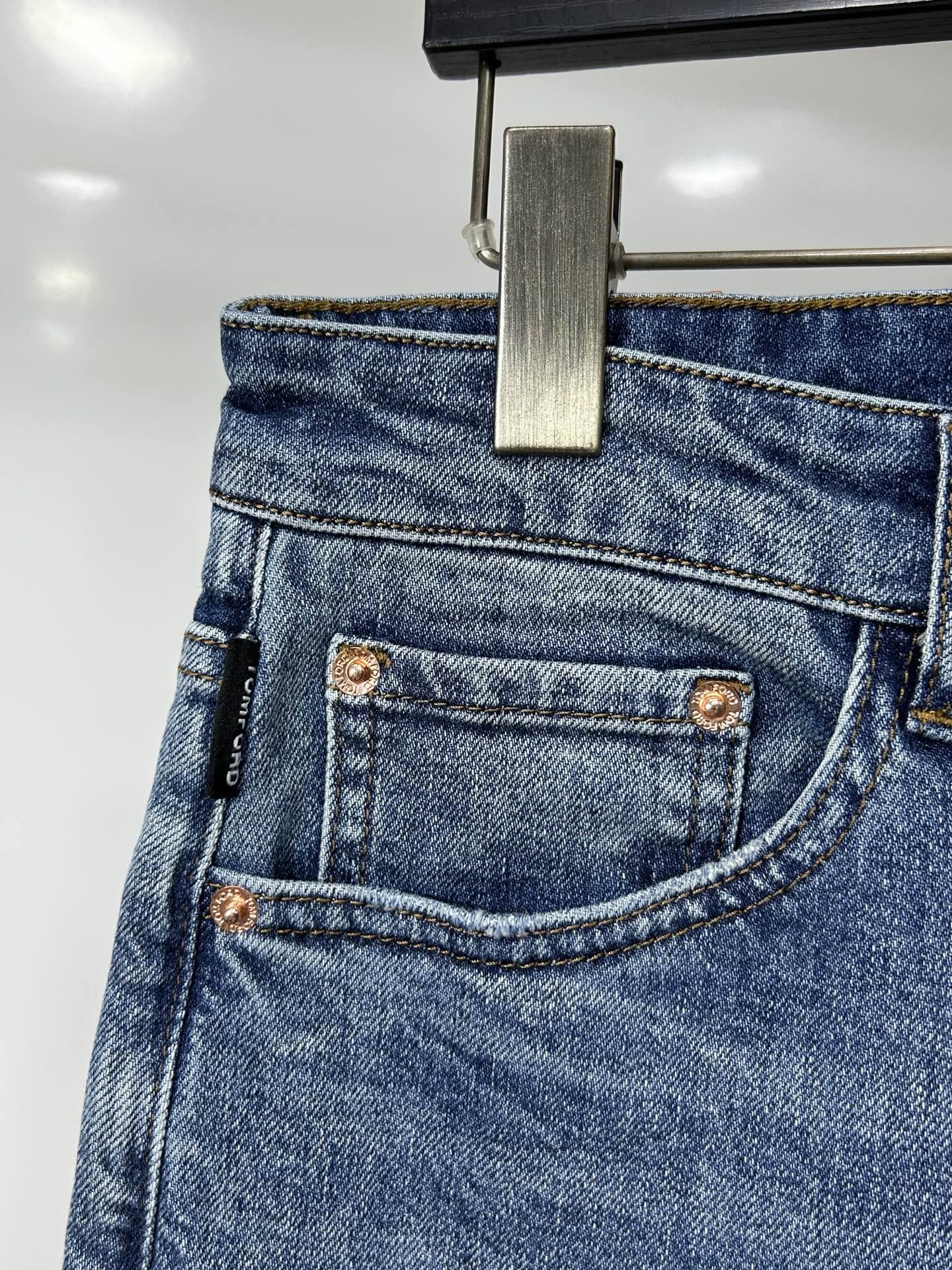  TF 25新款牛仔裤休闲版 采用精选原版面料，穿着柔软服适绣气，具有独特弹力纤维不易变形而又耐磨，上身