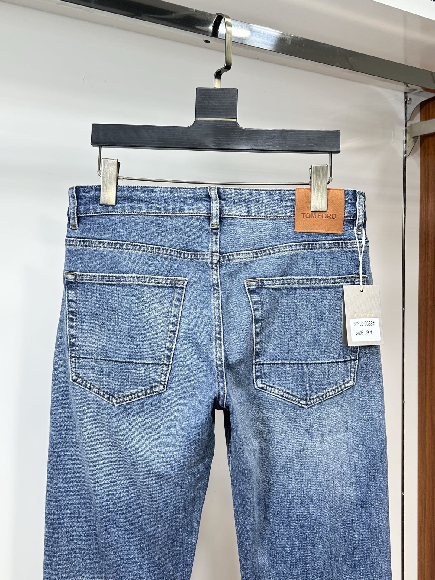  TF 25新款牛仔裤休闲版 采用精选原版面料，穿着柔软服适绣气，具有独特弹力纤维不易变形而又耐磨，上身