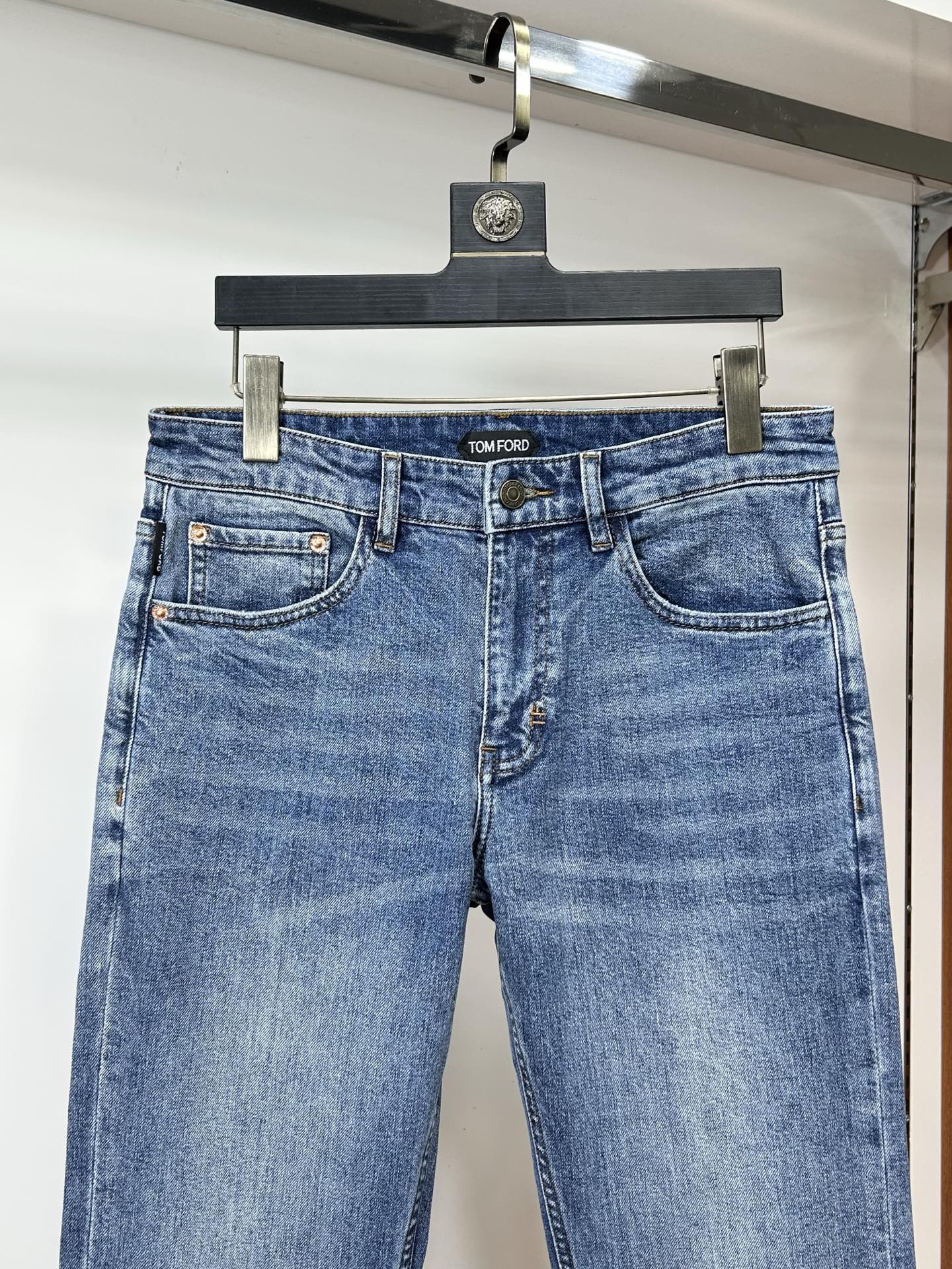  TF 25新款牛仔裤休闲版 采用精选原版面料，穿着柔软服适绣气，具有独特弹力纤维不易变形而又耐磨，上身