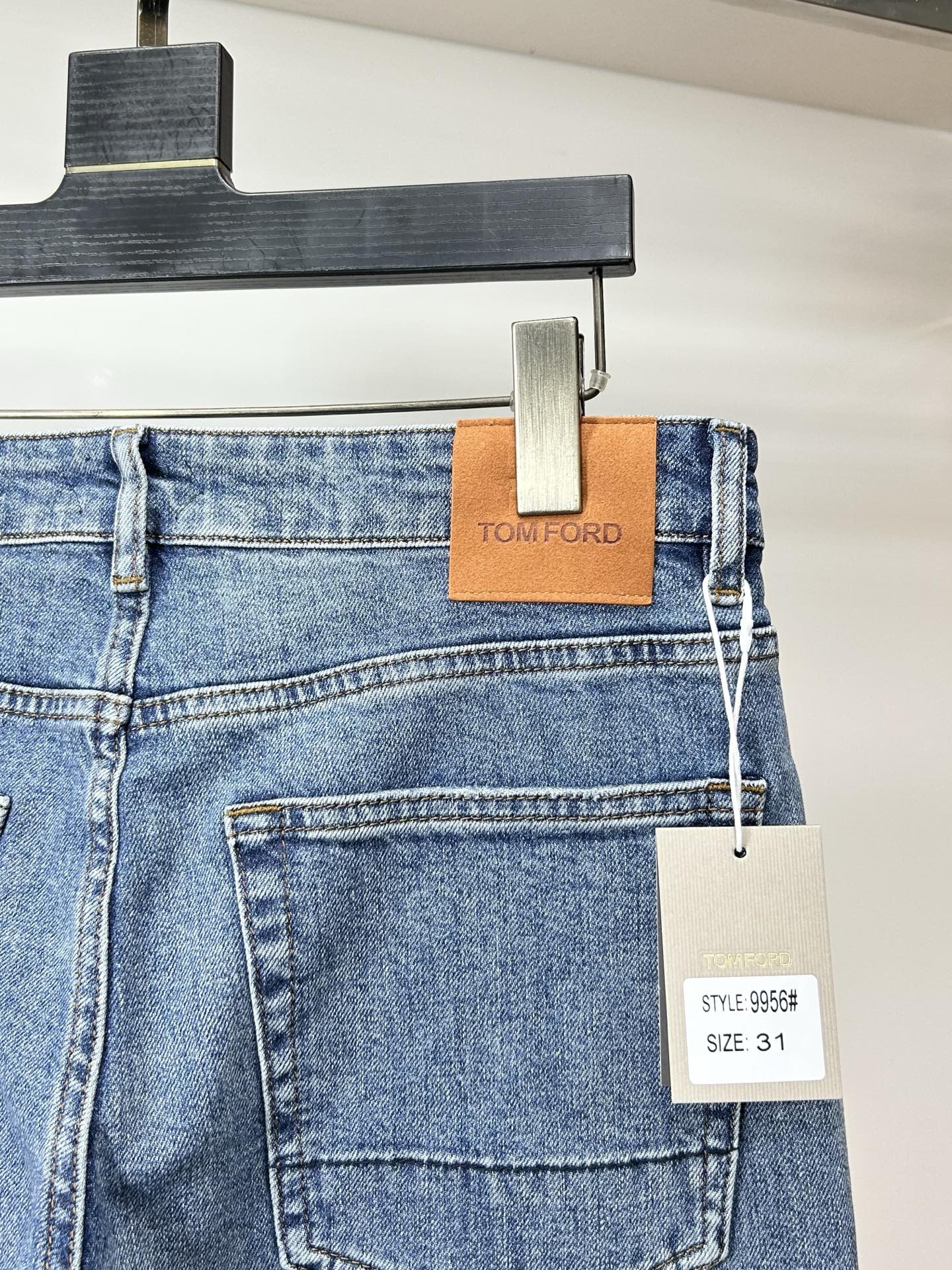  TF 25新款牛仔裤休闲版 采用精选原版面料，穿着柔软服适绣气，具有独特弹力纤维不易变形而又耐磨，上身