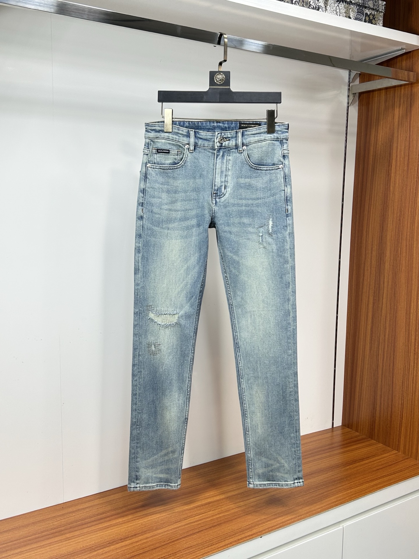  DG 25新款牛仔裤休闲版 采用精选原版面料，穿着柔软服适绣气，具有独特弹力纤维不易变形而又耐磨，上身