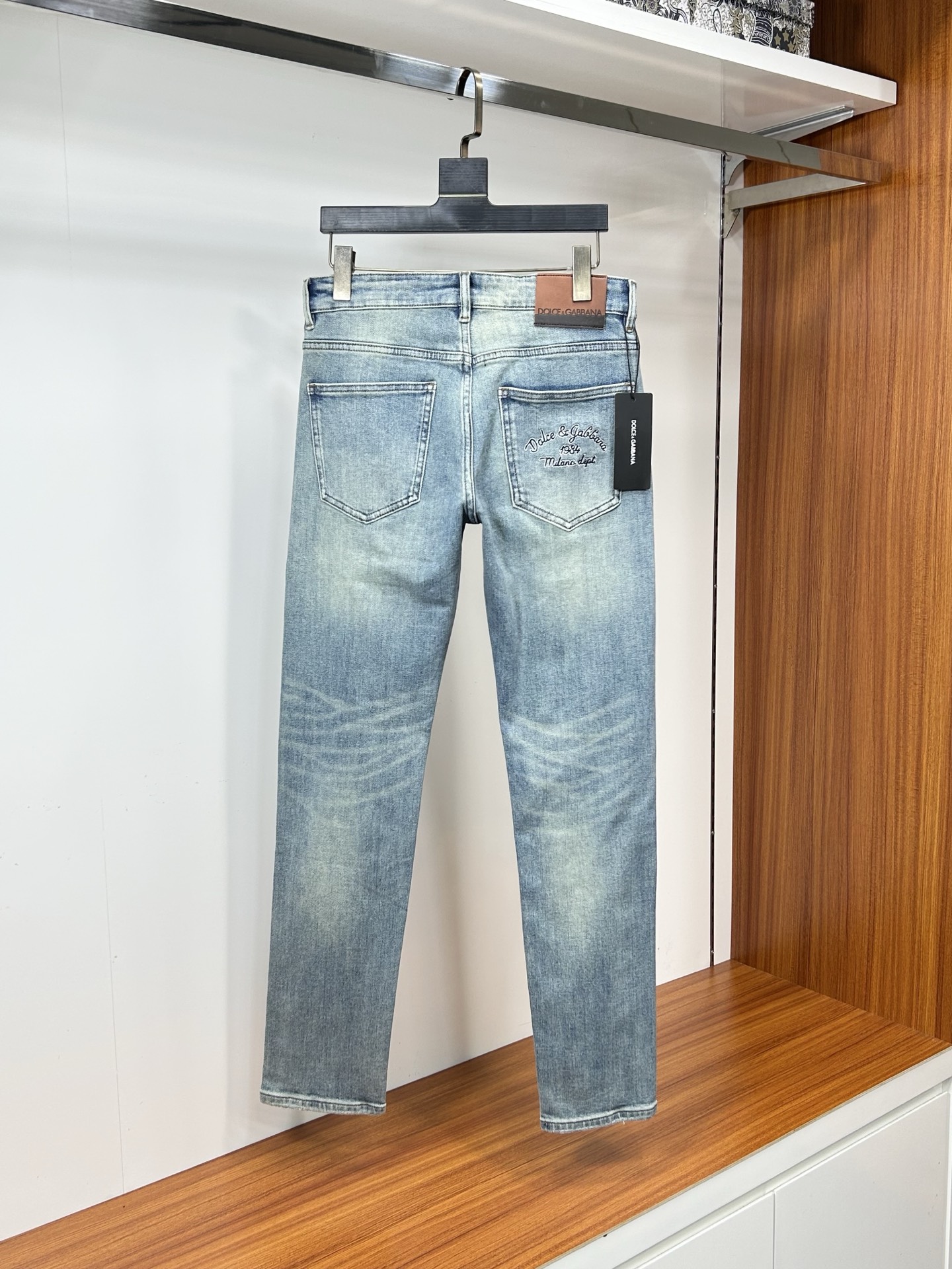  DG 25新款牛仔裤休闲版 采用精选原版面料，穿着柔软服适绣气，具有独特弹力纤维不易变形而又耐磨，上身