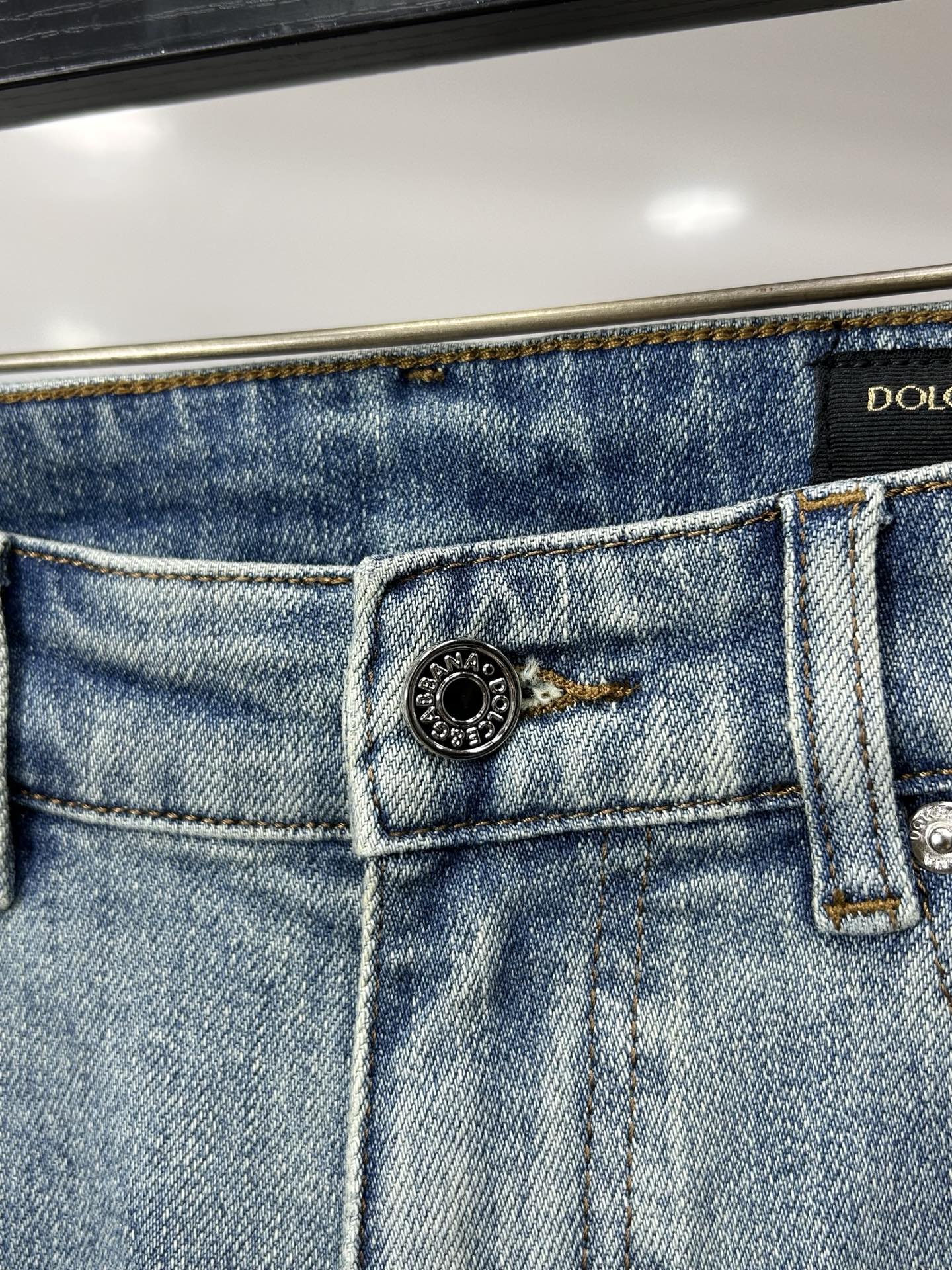  DG 25新款牛仔裤休闲版 采用精选原版面料，穿着柔软服适绣气，具有独特弹力纤维不易变形而又耐磨，上身