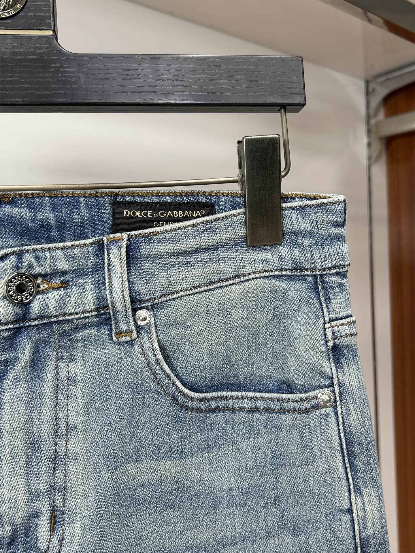  DG 25新款牛仔裤休闲版 采用精选原版面料，穿着柔软服适绣气，具有独特弹力纤维不易变形而又耐磨，上身