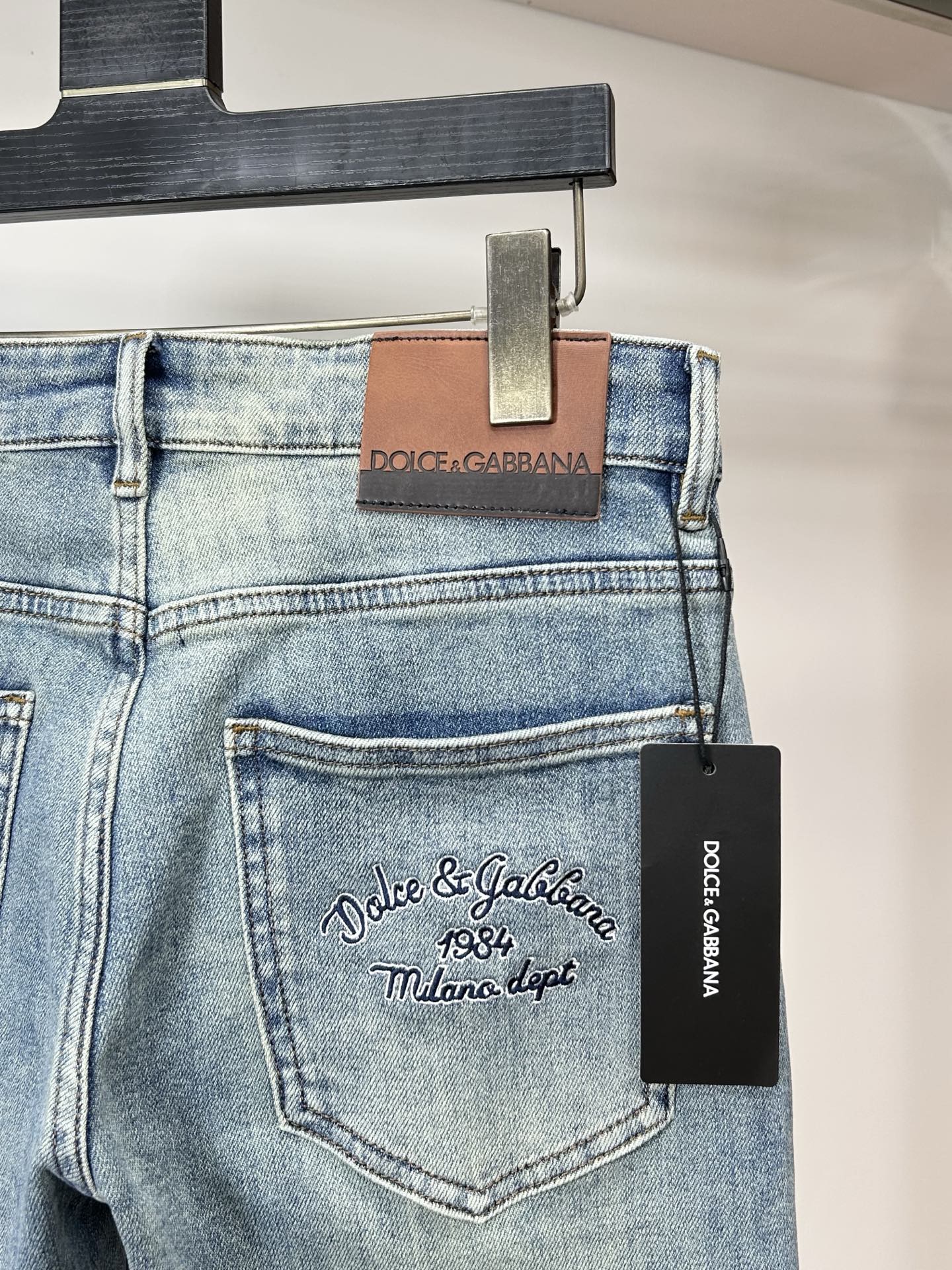  DG 25新款牛仔裤休闲版 采用精选原版面料，穿着柔软服适绣气，具有独特弹力纤维不易变形而又耐磨，上身