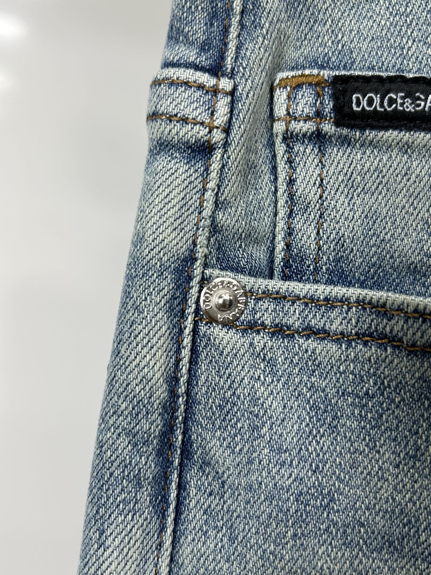  DG 25新款牛仔裤休闲版 采用精选原版面料，穿着柔软服适绣气，具有独特弹力纤维不易变形而又耐磨，上身