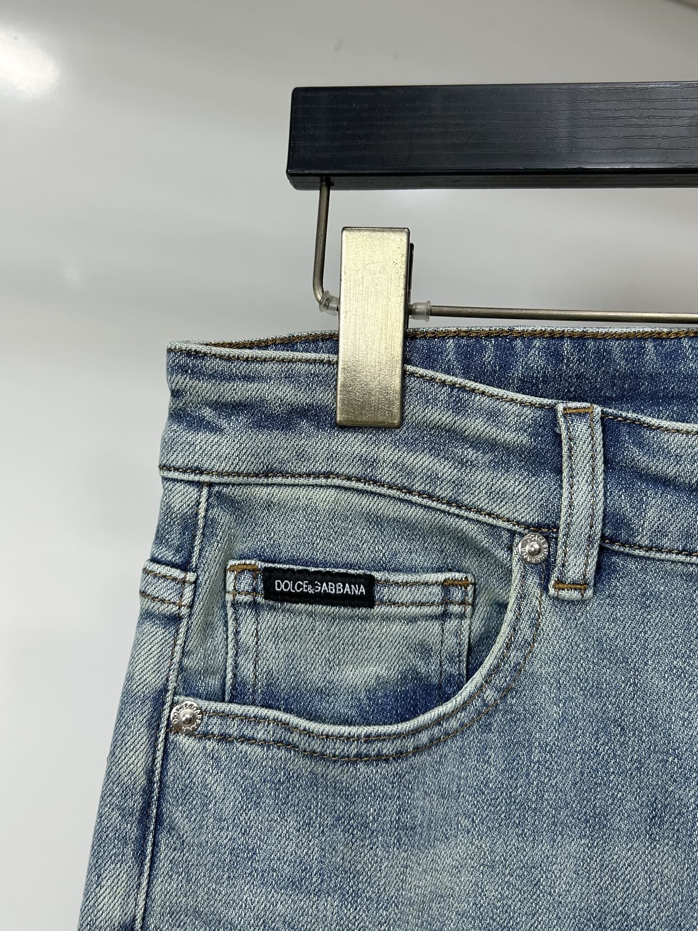  DG 25新款牛仔裤休闲版 采用精选原版面料，穿着柔软服适绣气，具有独特弹力纤维不易变形而又耐磨，上身