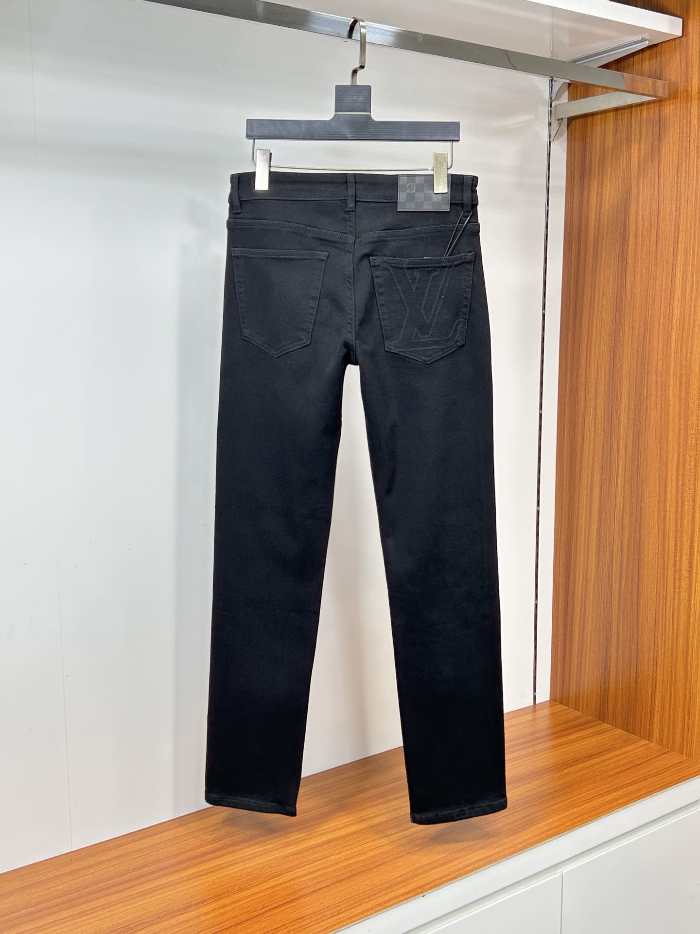  LV 25新款牛仔裤休闲版 采用精选原版面料，穿着柔软服适绣气，具有独特弹力纤维不易变形而又耐磨，上身