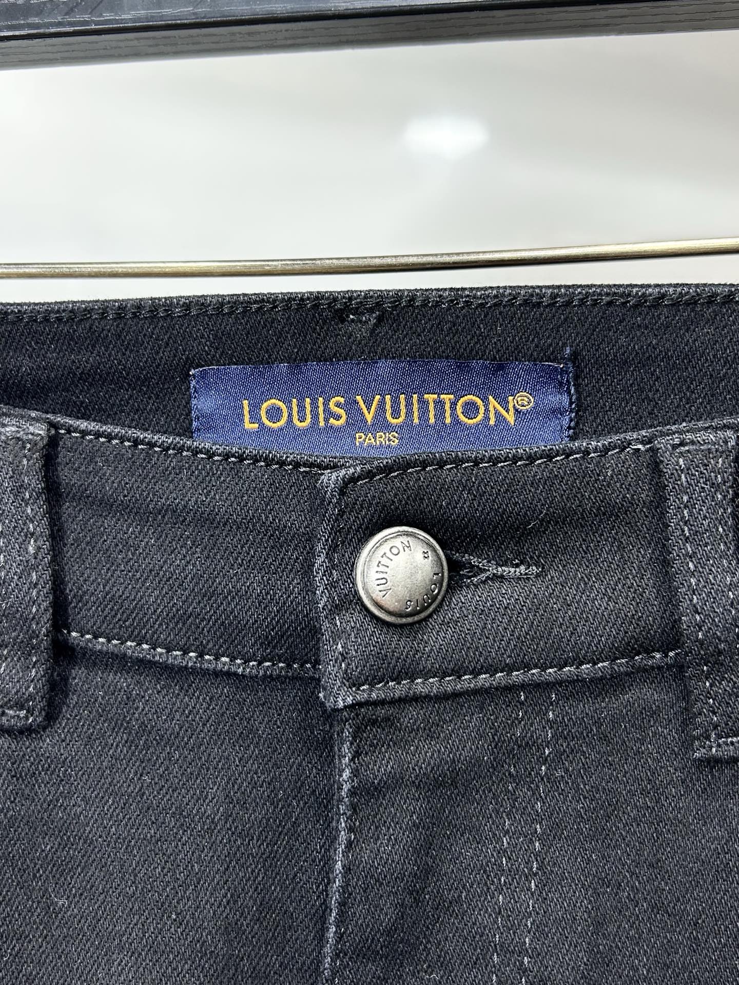  LV 25新款牛仔裤休闲版 采用精选原版面料，穿着柔软服适绣气，具有独特弹力纤维不易变形而又耐磨，上身