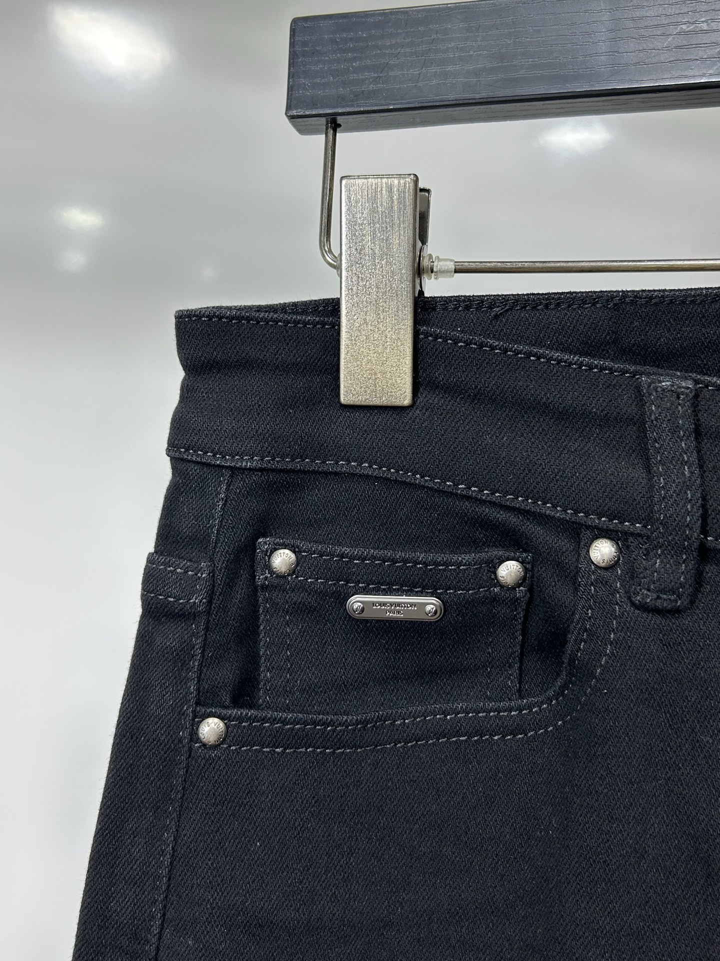  LV 25新款牛仔裤休闲版 采用精选原版面料，穿着柔软服适绣气，具有独特弹力纤维不易变形而又耐磨，上身