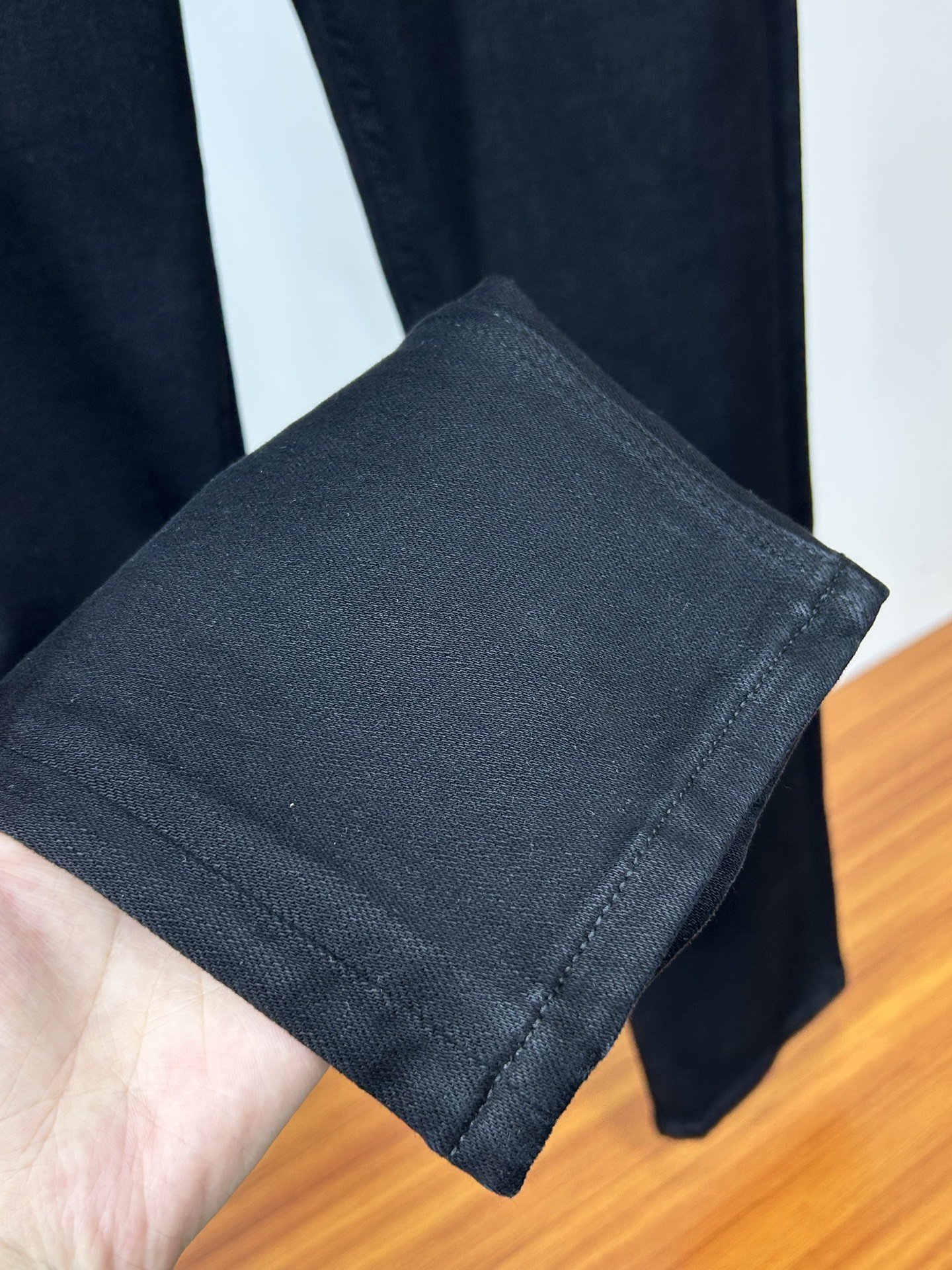  LV 25新款牛仔裤休闲版 采用精选原版面料，穿着柔软服适绣气，具有独特弹力纤维不易变形而又耐磨，上身