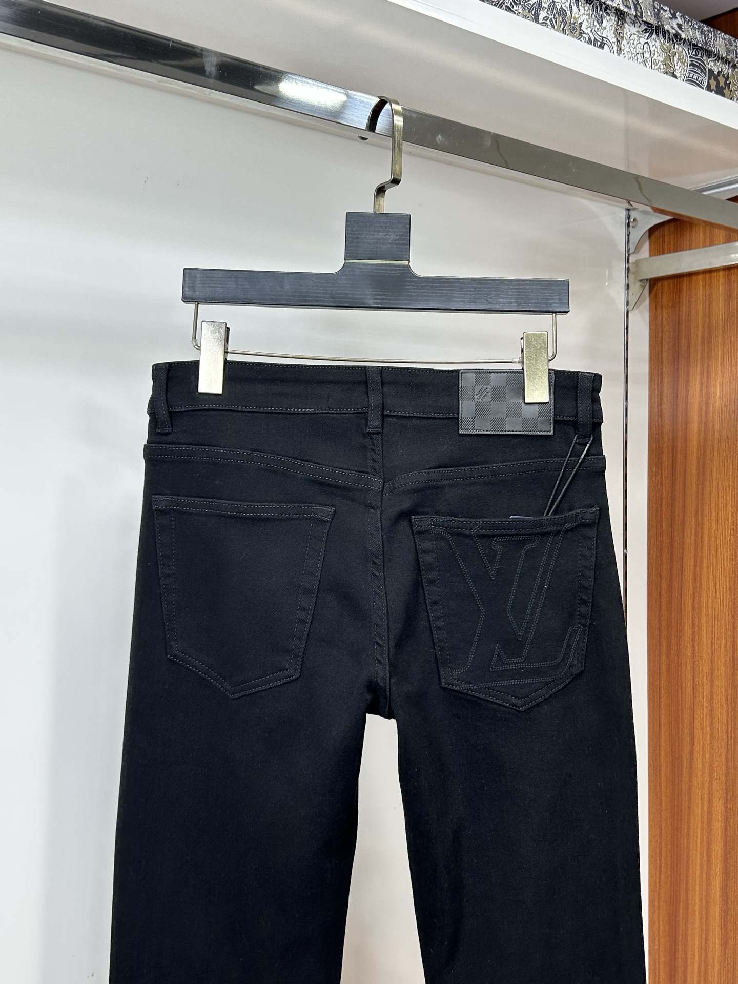  LV 25新款牛仔裤休闲版 采用精选原版面料，穿着柔软服适绣气，具有独特弹力纤维不易变形而又耐磨，上身