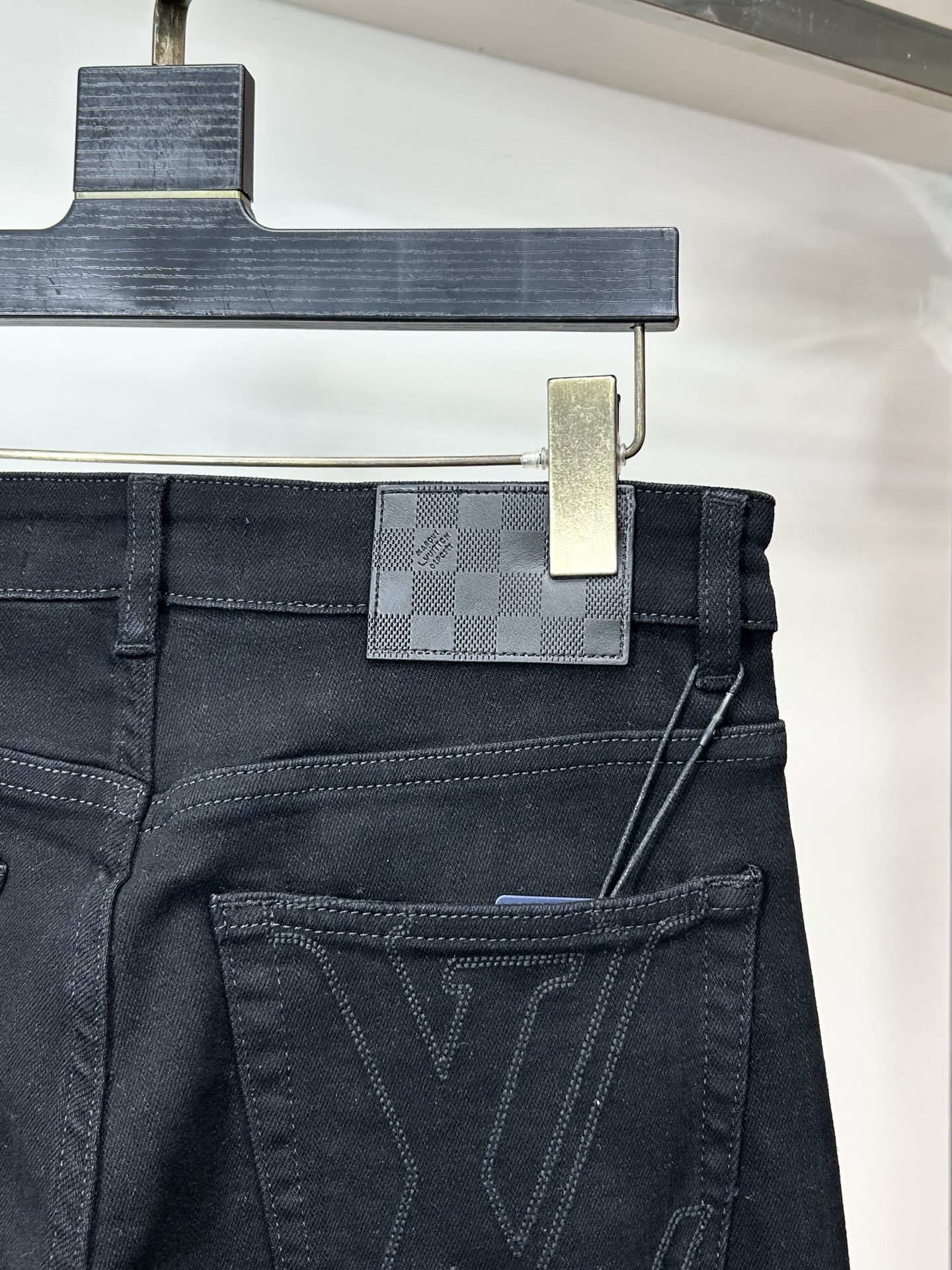  LV 25新款牛仔裤休闲版 采用精选原版面料，穿着柔软服适绣气，具有独特弹力纤维不易变形而又耐磨，上身