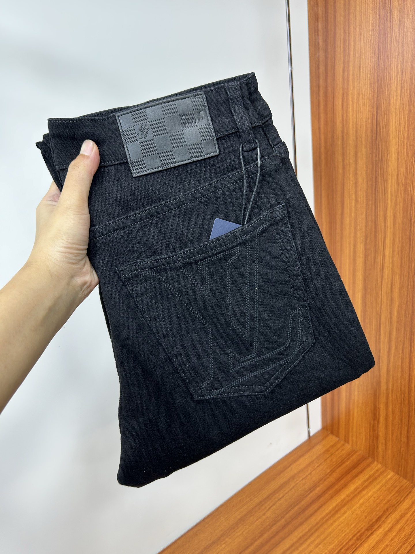  LV 25新款牛仔裤休闲版 采用精选原版面料，穿着柔软服适绣气，具有独特弹力纤维不易变形而又耐磨，上身