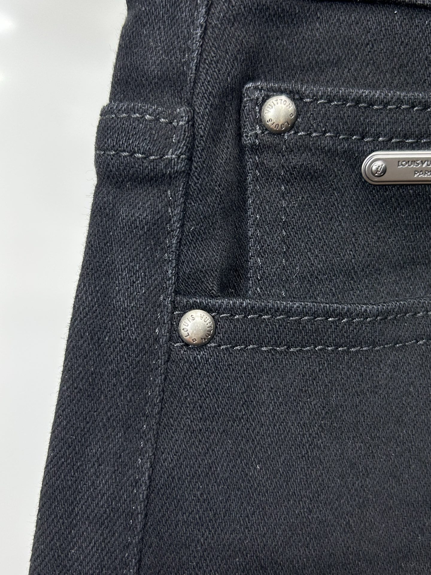  LV 25新款牛仔裤休闲版 采用精选原版面料，穿着柔软服适绣气，具有独特弹力纤维不易变形而又耐磨，上身
