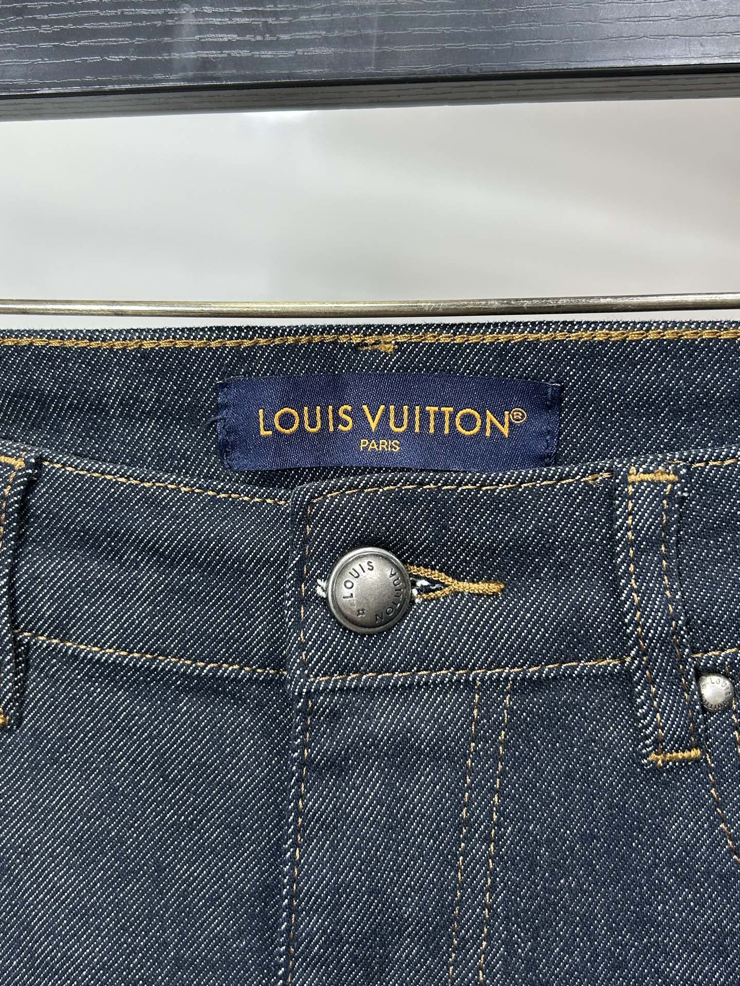  LV 25新款牛仔裤休闲版 采用精选原版面料，穿着柔软服适绣气，具有独特弹力纤维不易变形而又耐磨，上身