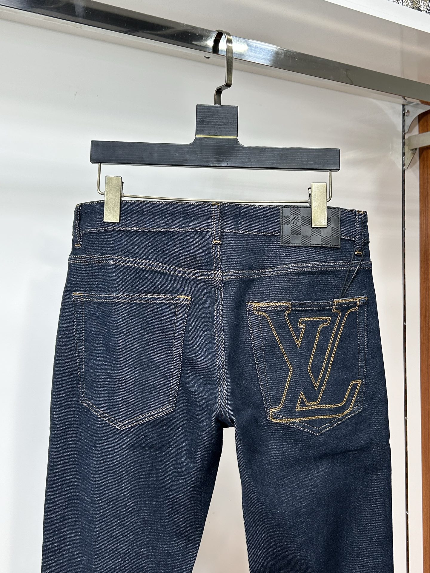  LV 25新款牛仔裤休闲版 采用精选原版面料，穿着柔软服适绣气，具有独特弹力纤维不易变形而又耐磨，上身