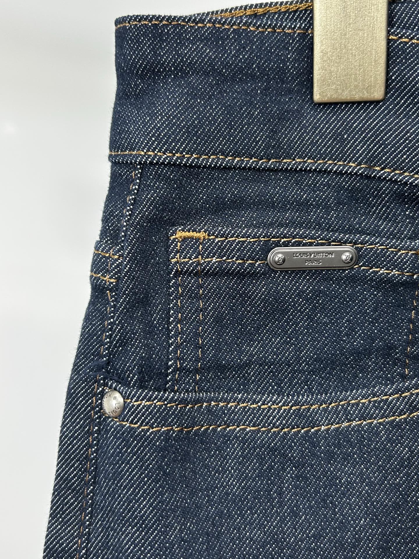  LV 25新款牛仔裤休闲版 采用精选原版面料，穿着柔软服适绣气，具有独特弹力纤维不易变形而又耐磨，上身